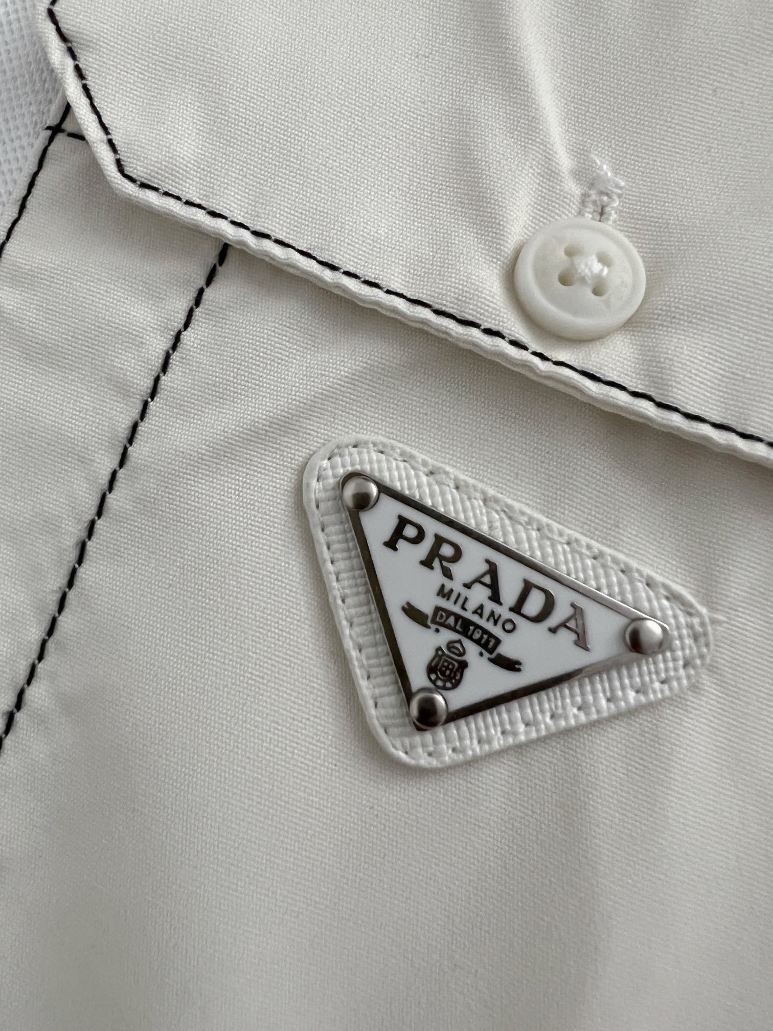 Prad*2024春夏新款男士短袖Polo衫品牌最新设计元素！既不单调也不复杂,恰到好处的展现品味！客供