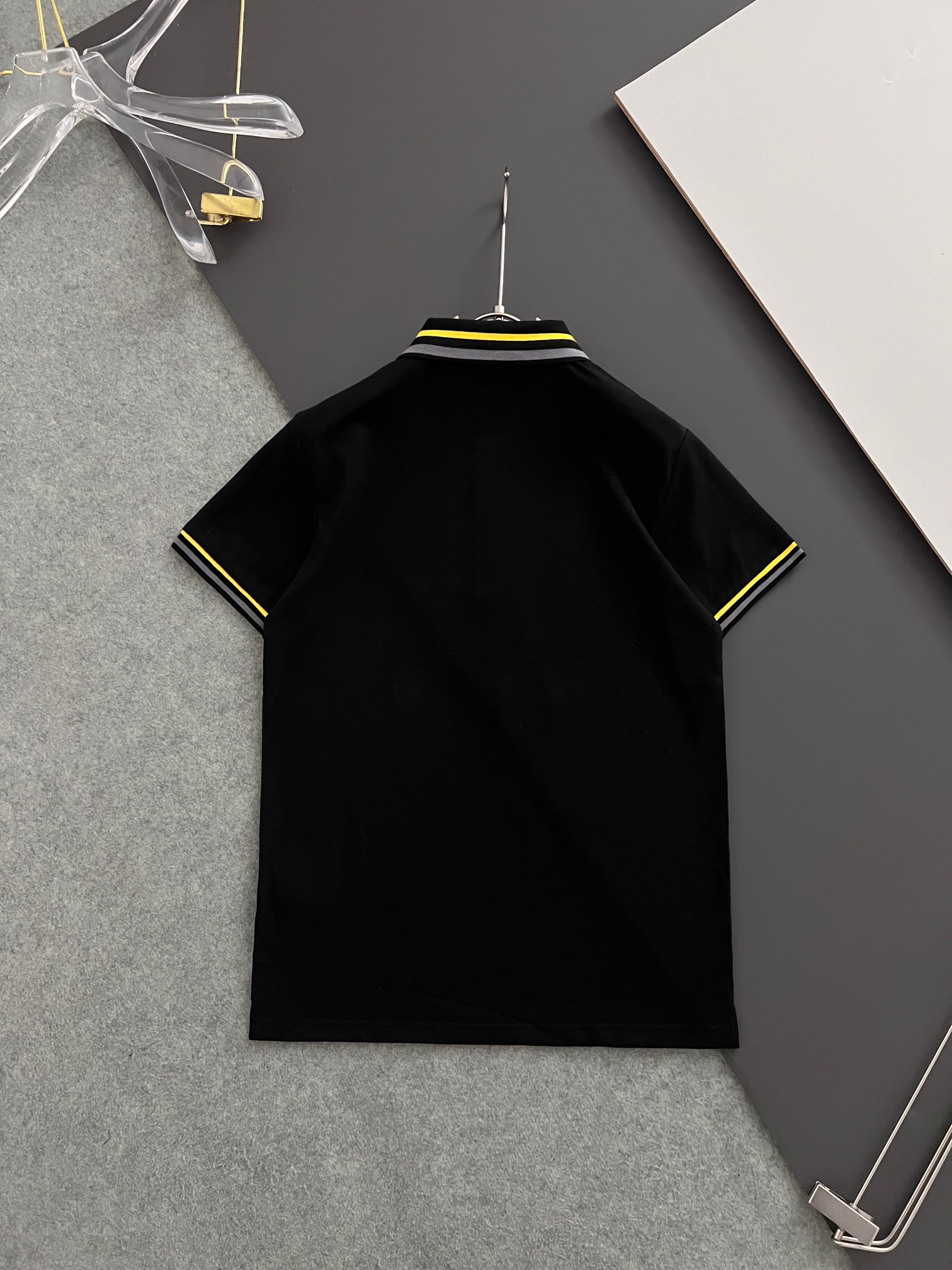 Fend*2024春夏新款男士短袖Polo衫品牌最新设计元素！既不单调也不复杂,恰到好处的展现品味！客供