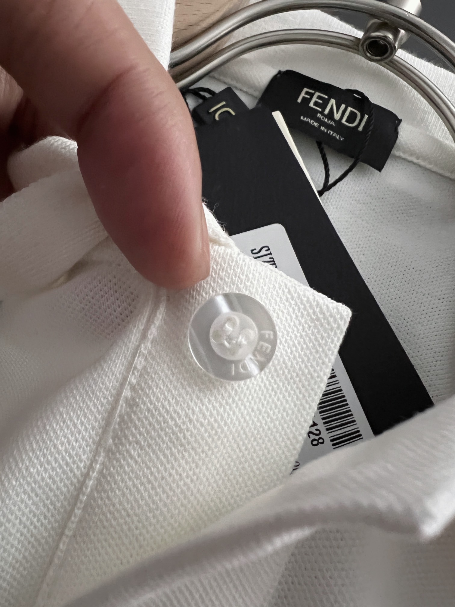 Fend*2024春夏新款男士短袖Polo衫品牌最新设计元素！既不单调也不复杂,恰到好处的展现品味！客供