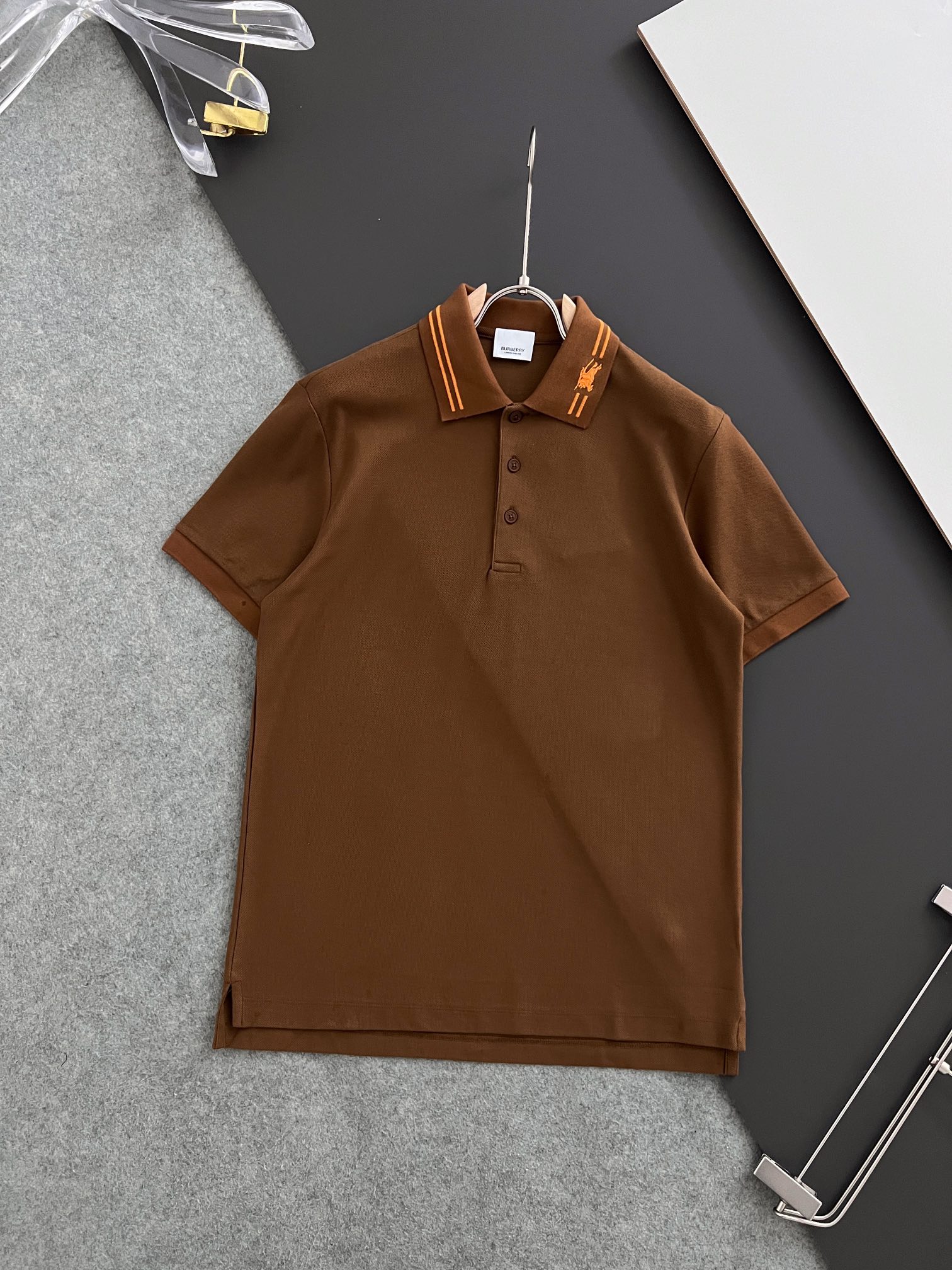 Bur*2024春夏新款男士短袖Polo衫品牌最新设计元素！既不单调也不复杂,恰到好处的展现品味！客供顶
