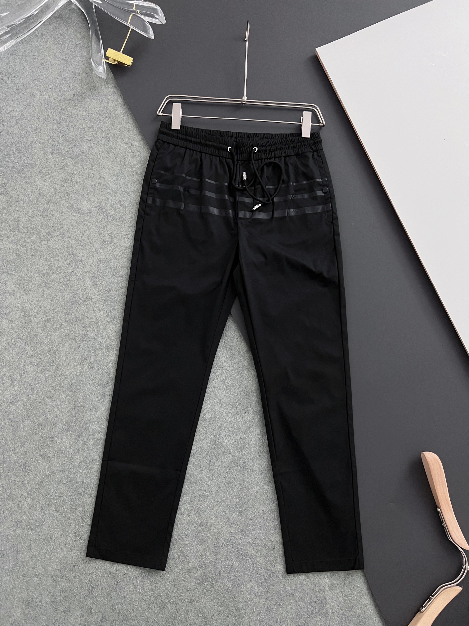 חנות מעצבים סיטונאית
 פראדה חלק עליון
 בגדים מכנסיים ומכנסיים טרוזר שחור חאקי. הדפסה גברים קוטן אוסף האביב/הקיץ אופנה רגיל