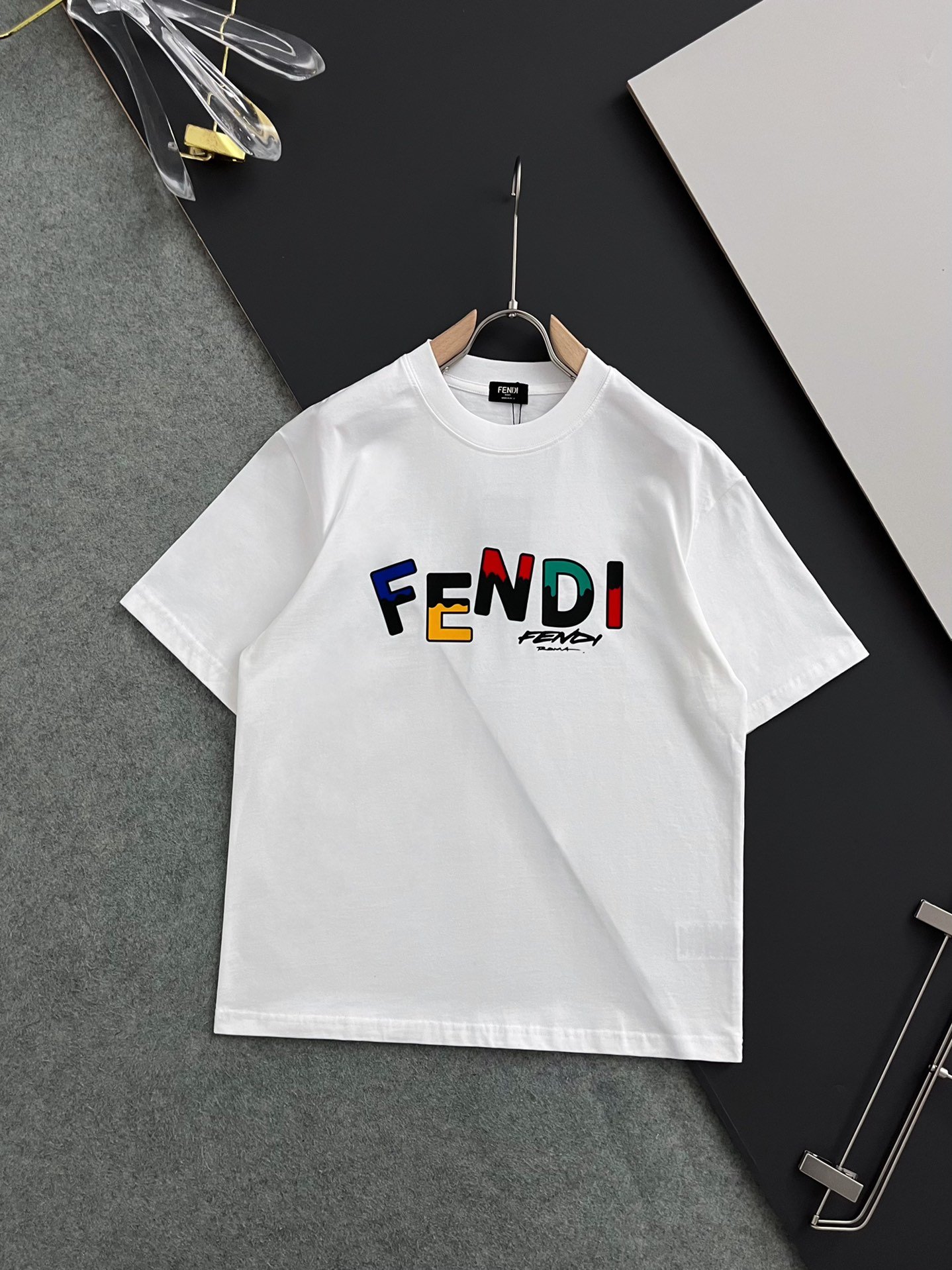 Pzddll）Fend*·2024最新款短袖T恤，独家zldbd克重磅打造、休闲时尚的尚佳之选。定制高支bdeb支双股纯棉密柔面料、亲肤性极佳。尺码：S- XXL（微宽松版型