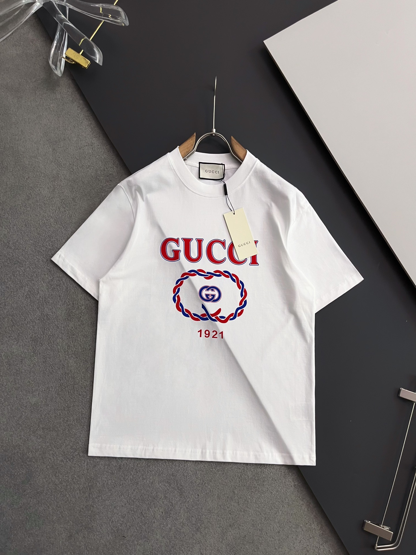 Pyjdle）Gucc*·2024最新款短袖T恤，独家zldbd克重磅打造、休闲时尚的尚佳之选。定制高支bdeb支双股纯棉密柔面料、亲肤性极佳。尺码：S- XXL（微宽松版型