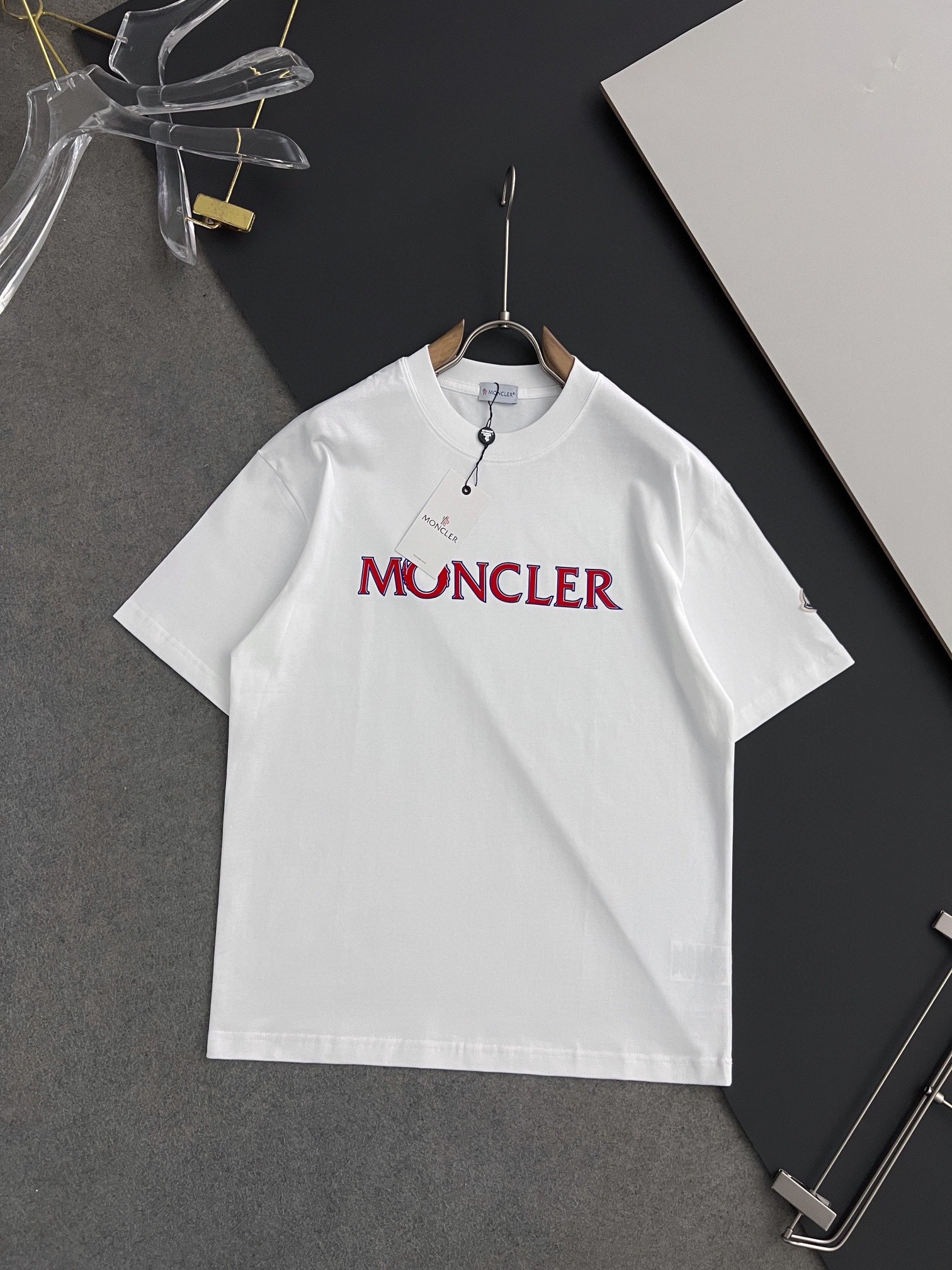Pzzdqd）Moncle*·2024最新款短袖T恤，独家zldbd克重磅打造、休闲时尚的尚佳之选。定制高支bdeb支双股纯棉密柔面料、亲肤性极佳。尺码：S- XXL（微宽松版型
