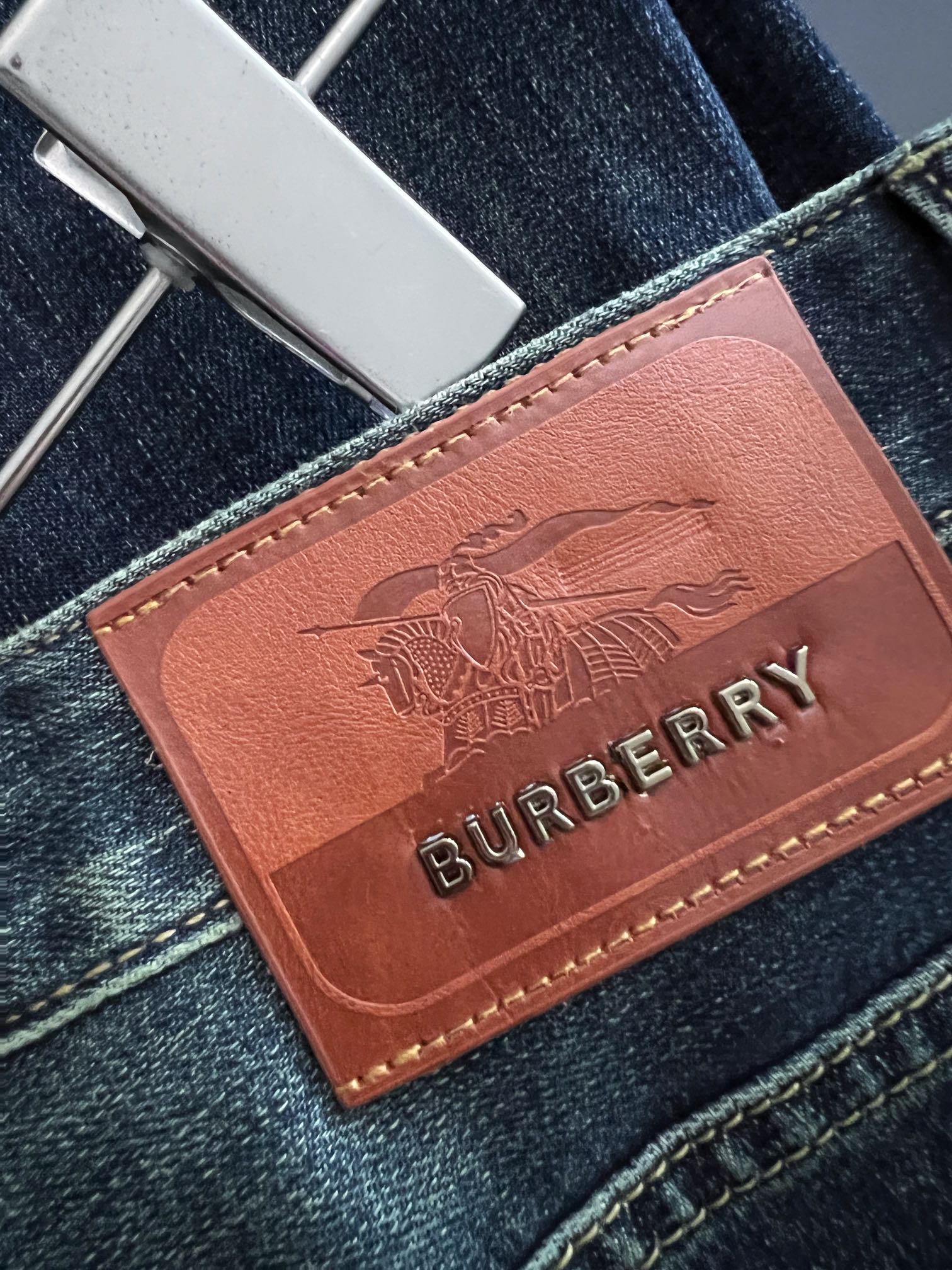  Bur*、重工水洗休闲牛仔裤，进口原版水洗弹力面料，舒适有弹性，独特设计，版型超正，舒适透气，档次极高