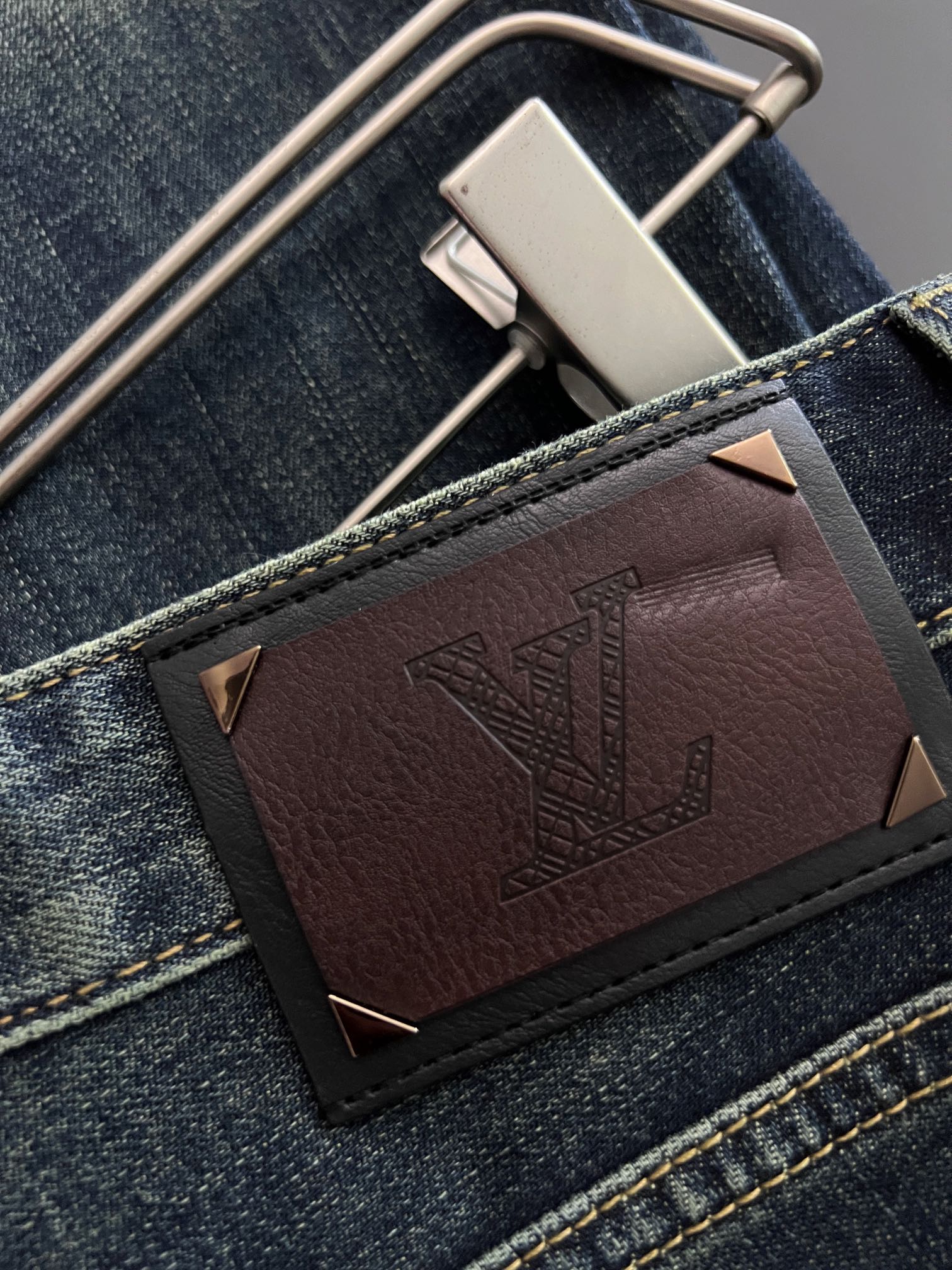  1V*、重工水洗休闲牛仔裤，进口原版水洗弹力面料，舒适有弹性，独特设计，版型超正，舒适透气，档次极高，