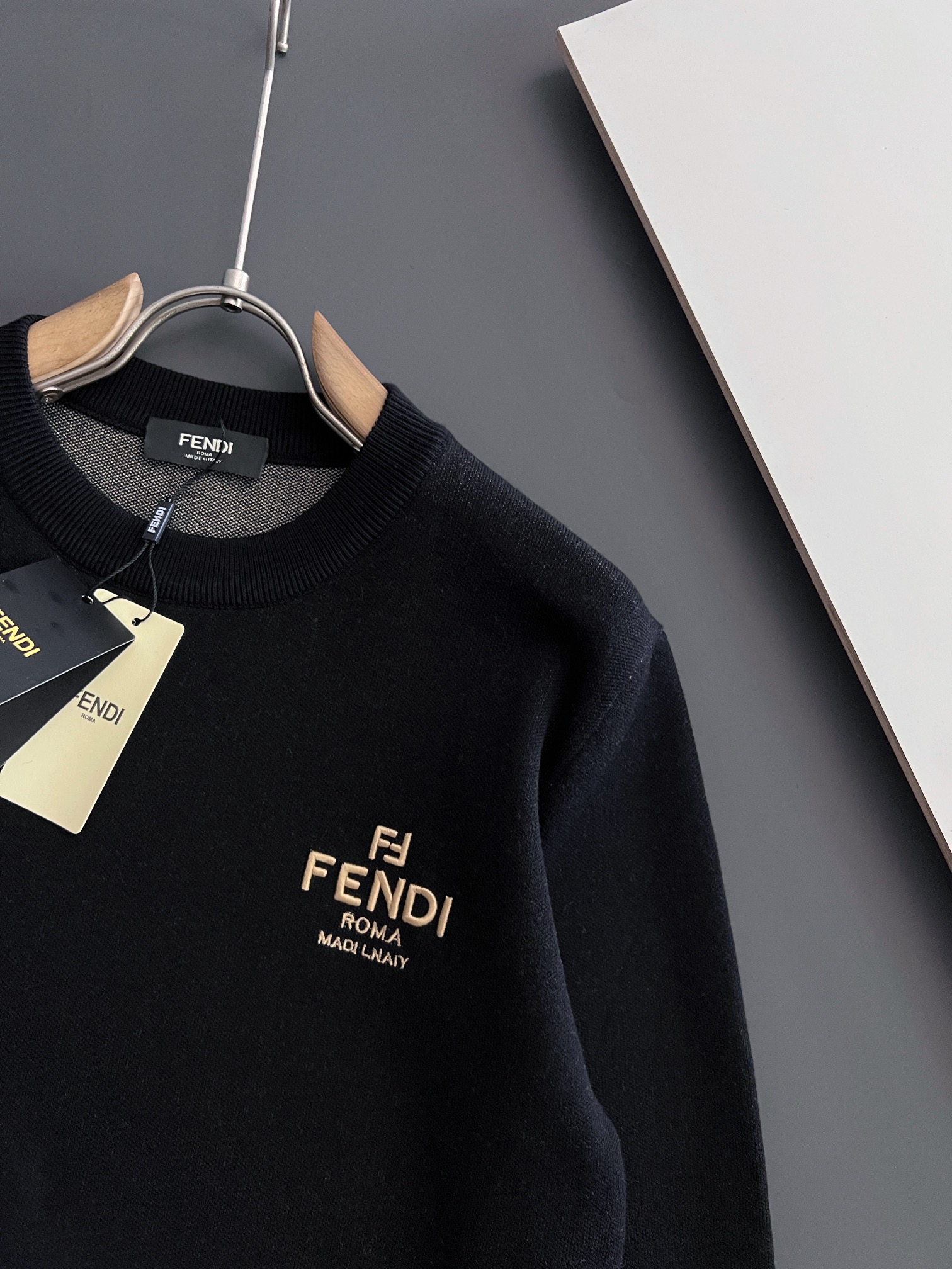 Fend*2024款毛衣秋冬最新款！高品质意大利进口面料高密度针织百搭毛衣内搭衬衫都帅气十足！Logo标