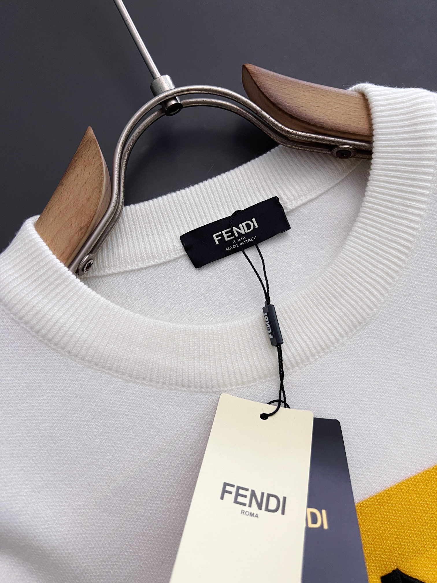 Fend*2024款毛衣秋冬最新款！高品质意大利进口面料高密度针织百搭毛衣内搭衬衫都帅气十足！Logo标