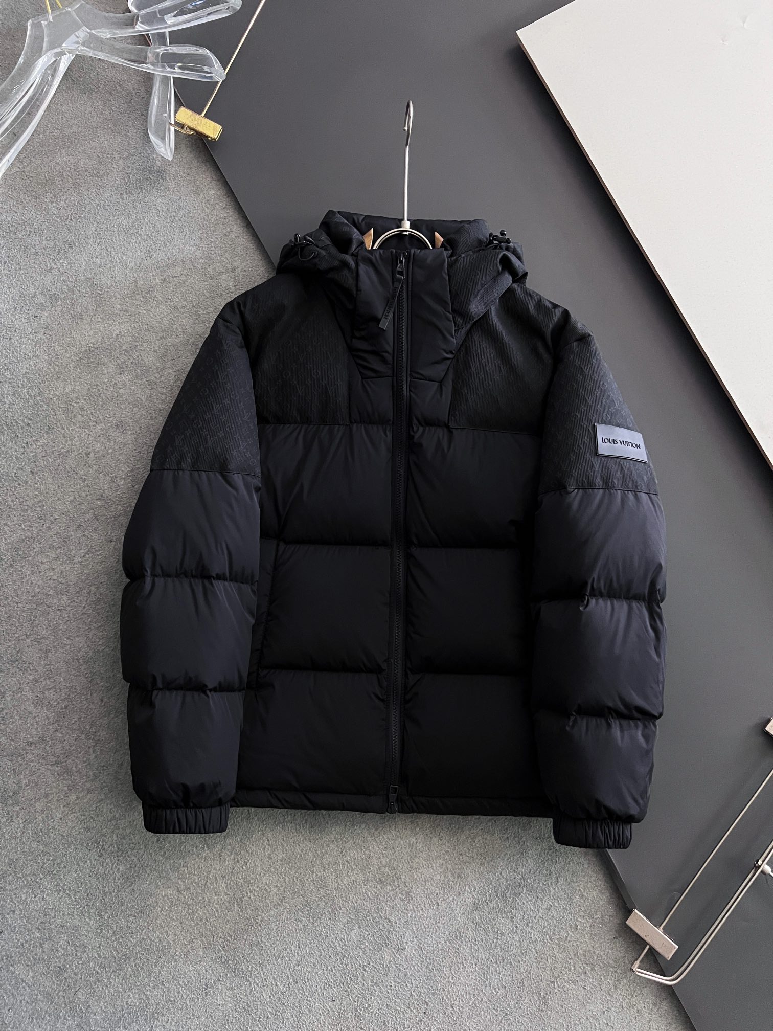 NO:571695,1V** New autumn and winter down jacket. Original 1:1 customized hardware accessories, all imported and original customization. Welcome to compare at the counter. Absolutely high quality. Made of top-grade 90 white duck down. Super soft. Filled with feathers and fluffy. Super heavy fabrics with perfect workmanship. Pay attention to the fabrics are super comfortable. Exclusive model. Non-market goods. Same size for men and women. Size 48-56, down jacket, alexander wang198609091V** 秋冬新款羽绒服 原版1:1订制五金配件全进口原版定制 欢迎专柜对比 绝对的高品质 采用顶级90白鸭绒 超柔软 充羽量蓬松饱满 超级重面料做工杠杠的版型完美 注意面料超舒服 独家款 非市场货 男女同款尺码码数.码数48-56,,down jacket,alexander wang,Men's clothing