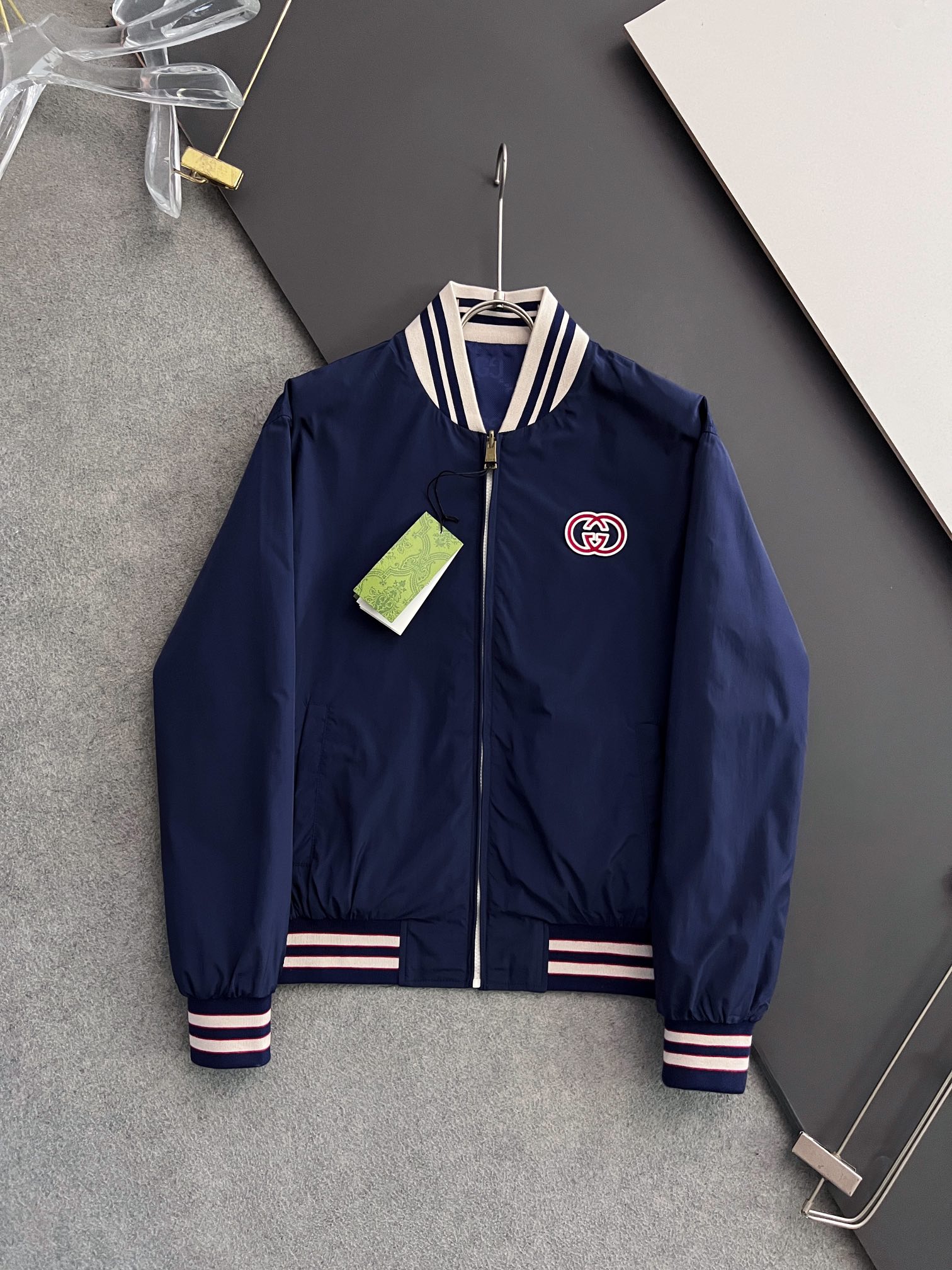 NO:140640,Guqi double-sided wear, 2025 spring new jacket jacket, the new product on the show is perfect, comfortable and warm, the three-standard complete colors and full and attractive, and the very outstanding design easily advances the sense of fashion, the workmanship is extremely exquisite and rigorous, and the wiring is neat and meticulous!  A masterpiece of a big-name designer!  The upper body doesn't look bloated and super handsome!  Spot code M ~ XXXL,,jackets & coats,jackets & coats,alexander wang19860909古奇 双面穿,2025春季新款夹克外套,秀场新品品相非常完美,舒适保暖,三标齐全色泽饱满诱人,非常出彩的设计,轻松将时髦感进阶,做工极为考究严谨,走线工整细致！大牌设计师巨作！上身不显臃肿、超级帅气！现货码数M ～ XXXL,,jackets & coats,jackets & coats,alexander wang,Men's clothing