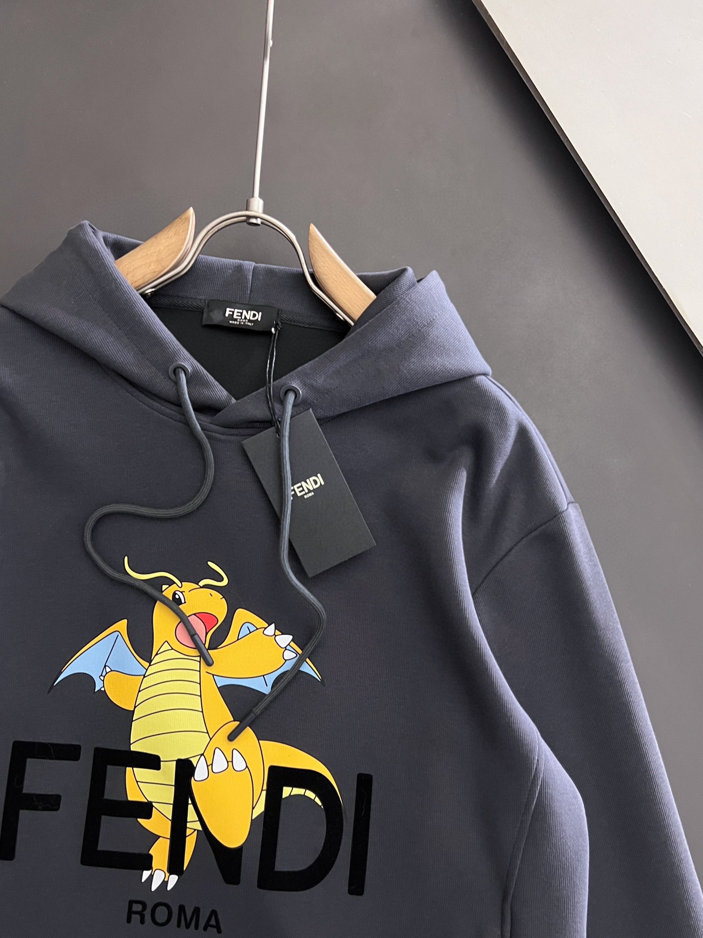 Fend*2024新品火爆铁灰色供应独家高端定制休闲连帽款卫衣侧内嵌式口袋打破传统侧插袋更加时尚定制纯棉