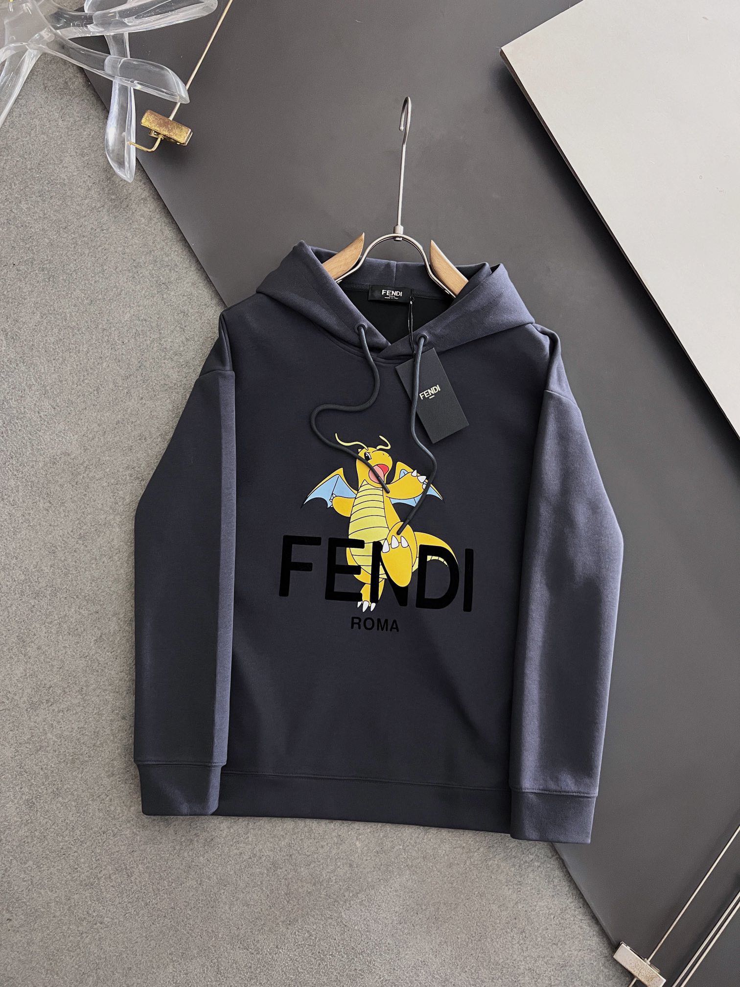 Fend*2024新品火爆铁灰色供应独家高端定制休闲连帽款卫衣侧内嵌式口袋打破传统侧插袋更加时尚定制纯棉