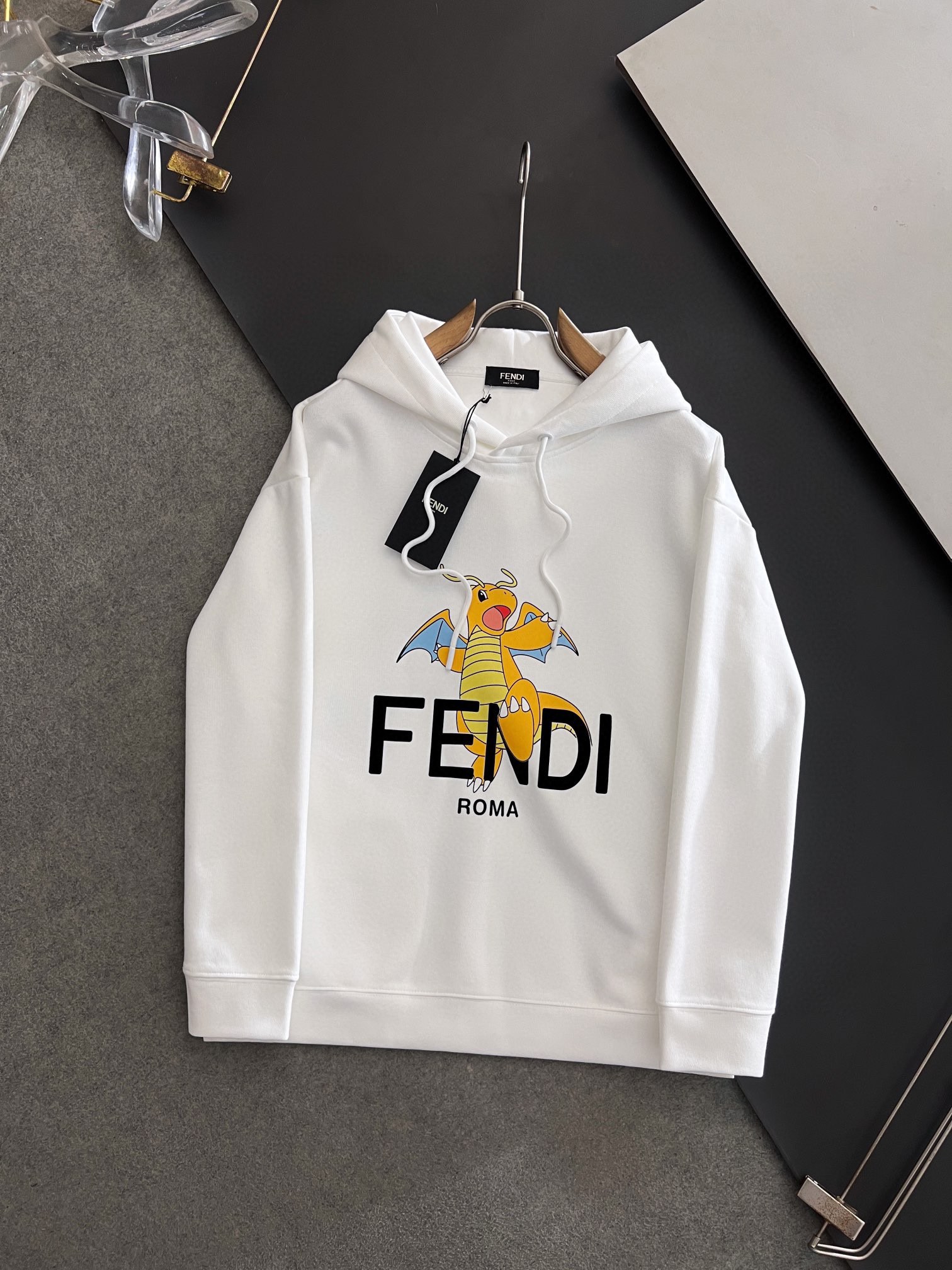 Fend*2024新品火爆铁灰色供应独家高端定制休闲连帽款卫衣侧内嵌式口袋打破传统侧插袋更加时尚定制纯棉