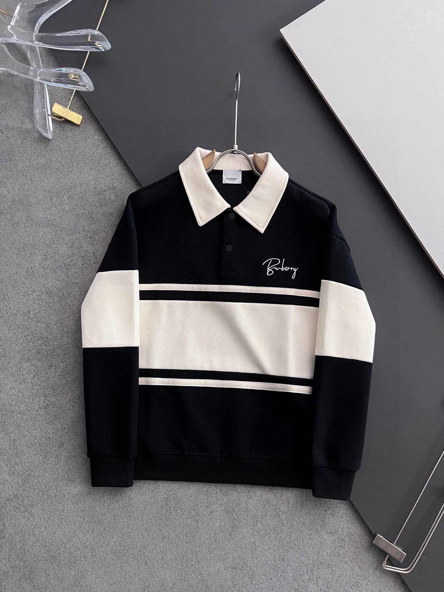 NO:119030,) Flip order shipment Bur* 24Ss latest exclusive research and development, autumn and winter casual Polo functional sweatshirt, antibacterial functional lapel shirt, brand latest embroidery design elements!  Neither monotonous nor complicated, it shows taste just right!  Customer-supplied top-quality custom bead flooring fabrics!  Comfortable, sweat-absorbing and breathable, the unique high-end fabric presents a simple and elegant temperament!  Personalized letters and pen embroidery design on the chest!  Full three-dimensional! Standard cutting design!  Every detail is a synchronized with high-end fashion. Size: M-3XL, burberry, hoodie, sweatshirts, alexander wang19860909）翻单出货 Bur* 24Ss最新独家研发,秋冬休闲Polo功能性卫衣、 抑菌 功能性翻领衫,品牌最新刺绣设计元素！既不单调也不复杂,恰到好处的展现品味！客供顶级定制珠地棉面料！舒适吸汗透气根本不在话下,面料独具的高奢感呈现简约优雅气质！胸前个性字母连笔刺绣设计！饱满立体!标准裁剪设计！每一处细节都是与高端时尚同步的体现.尺码:M-3XL,,burberry,hoodie,sweatshirts,alexander wang,Men's clothing