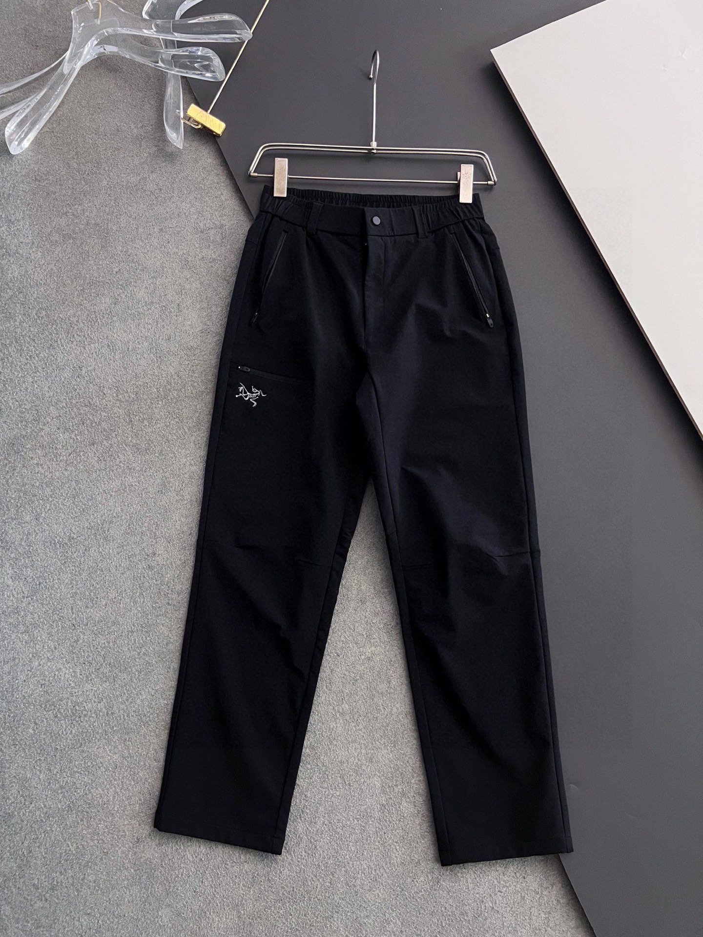 NO:119033,) The ancestor ARC, 25Ss men's work-wear soft shell casual pants......... The iconic Bird Home LOGO embroidery casual outdoors are the best choice... Customer-supplied technology-blend fabric, comfortable and breathable, clean and neat, lazy and casual!  !  !  Code number M-3XL, jil sander, alexander wang19860909） 始祖ARC、25Ss男士工装软壳休闲裤.....……标志性的鸟家LOGO刺绣 休闲户外都是最好的选择.....客供科技混纺面料,舒适透气 干净俐落无懈可击 慵懒随性！！！码数M-3XL,,jil sander,alexander wang,Men's clothing