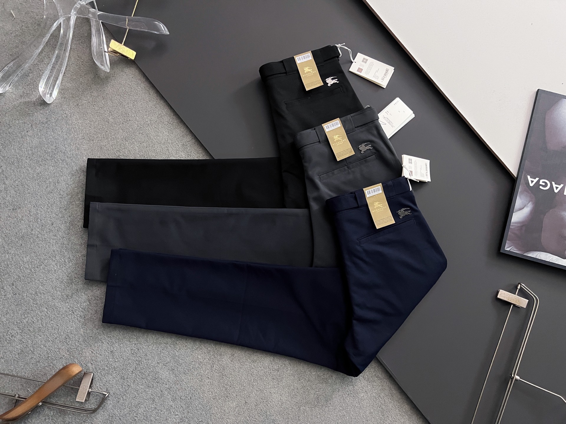 NO:119039,) Bur*, 2025 latest specific modified pure cotton men's casual trousers# This style is undoubtedly the most exquisite and advanced! A suit pants that show off your temperament are also a versatile trousers that are essential for daily work and leisure. It has a slim straight-fitting style cut, and it is beautiful and fashionable to reduce age. It wanders between casual and business, and is a perfect item! ! High-end quality is everywhere, and the details show its classiness, with its own drape and light luster, and the texture is invincible! ! A casual pants dominated by craftsmanship and fabrics. The accessories and fabrics are so high-end that they are beyond imagination. The properties and specifications of the fabrics are subversive. The materials are quite luxurious and exquisite. The key is their texture and comfort. The fabrics have superior elasticity and no tightness on the upper body. The experience is excellent, wonderful and not easy to wrinkle. They provide a classic logo with awareness. Customized hardware accessories. Customized open mold engraving brand letter buckle metal styles, while enriching vision, it also greatly demonstrates the brand's sense of luxury. The details are handled in place and are full of gold! The style is first-class, and the hip lifting is excellent in slimming. It can sweep the wardrobe with any top matching. It has extensive compatibility and is both business commuting and casual. It is satisfied with various daily outfits. It has a full upper body shape and is invincible and versatile! A must-have for quality control! Size 29/30/31/32/33/34/36, burberry, business suit, alexander wang19860909） Bur*、2025最新特定改制纯棉男士休闲西裤# 此款无疑是最精致最高级的存在!非常显气质的一款西装裤,也是日常工作休闲必备的百搭裤装,修身直筒版型裁剪,穿着亮眼时髦减龄,游走在休闲与商务之间,完美单品！！高端品质处处彰显,细节处展现其档次感,自带垂坠度和淡奢光泽,质感堪称无敌！！以工艺和面料为主导的一款休闲裤,通体的辅料、面料之高级超乎想象,面料之属性及规格颠覆常规,用料相当奢华考究,关键在于本身的质感以及舒适度,面料自带优越的弹力,上身毫无紧绷感,体验感极好,妙不可言,不易打皱,辦识度的经典标识,客供定制五金配件 定制开模刻字品牌字母扣金属样式,在丰富视觉的同时也极大彰显了品牌的高级感,细节处理相当到位,含金量十足的一款神裤！ 版型剪裁一流,提臀修身显瘦效果极佳,可横扫衣橱任何的上装搭配,兼容性广泛,商务通勤休闲兼备,满足于日常各种穿搭,上身型款十足,无敌的万能百搭！品相控必入的一款神级裤王 ！ 尺码29/30/31/32/33/34/36,,burberry,business suit,alexander wang,Men's clothing