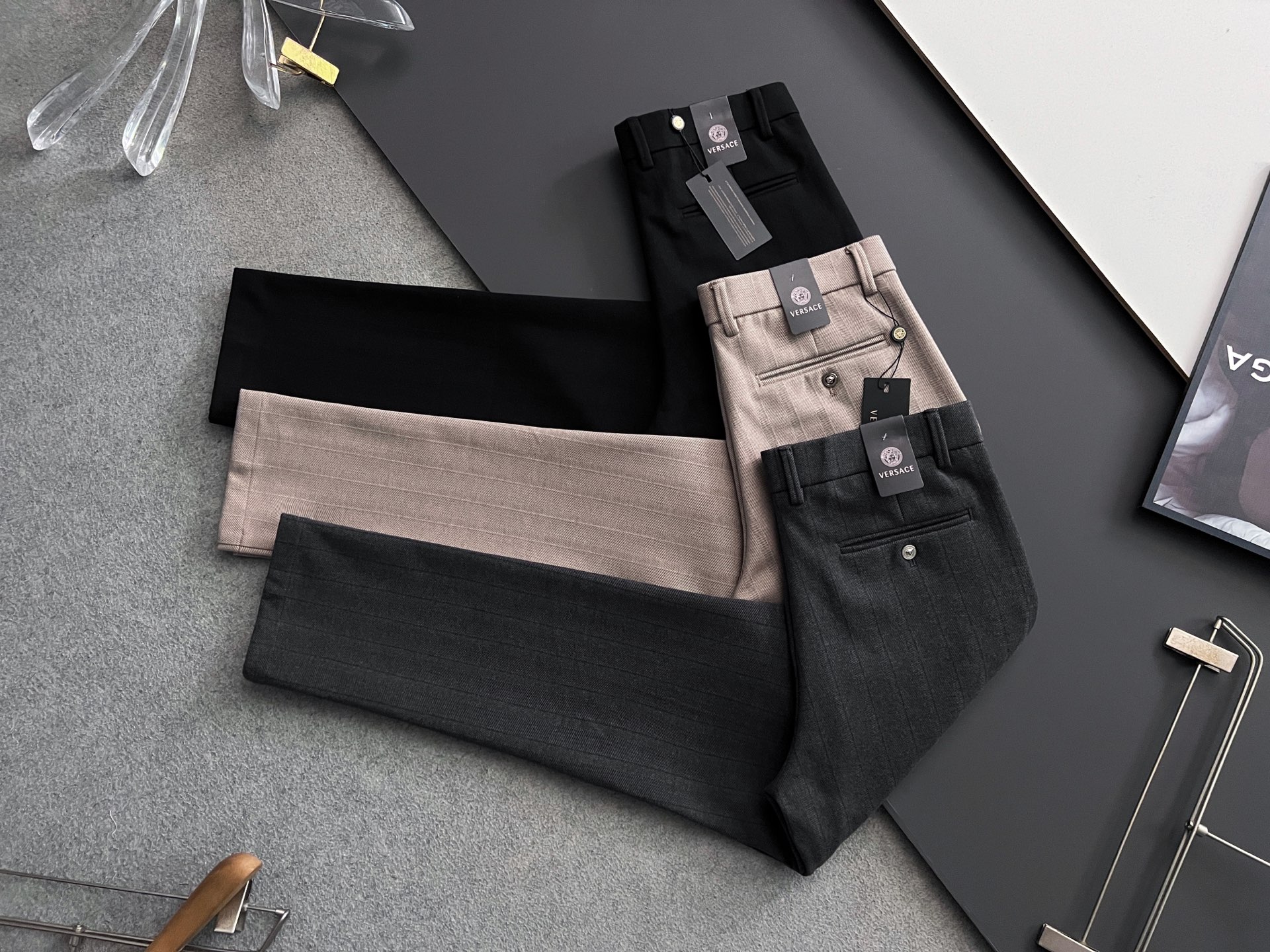 NO:119042,) Versac*, 2025 latest specific modified pure cotton men's casual trousers# This style is undoubtedly the most exquisite and advanced! A suit pants that show off your temperament are also a must-have versatile trousers for daily work and leisure. It has a slim straight-fitting style cut, and it is beautiful and fashionable to reduce age. It wanders between casual and business, and is a perfect item! ! High-end quality is everywhere, and the details show its classiness, with its own drape and light luster, and the texture is invincible! ! A casual pants dominated by craftsmanship and fabrics. The accessories and fabrics are so high-end that they are beyond imagination. The properties and specifications of the fabrics are subversive. The materials are quite luxurious and exquisite. The key is their texture and comfort. The fabrics have superior elasticity and no tightness on the upper body. The experience is excellent, wonderful and not easy to wrinkle. They provide a classic logo with a sense of awareness. Customized hardware accessories. Customized open mold engraving brand letter buckle metal styles, while enriching vision, it also greatly demonstrates the brand's sense of luxury. The details are handled in place and are full of gold! The style is first-class, and the hip lifting is excellent in slimming. It can sweep the wardrobe with any top matching. It has extensive compatibility and is both business commuting and casual. It is satisfied with various daily outfits. It has a full upper body shape and is invincible and versatile! A must-have for quality control! Size 28/29/30/31/32/33/34/36/38, versace, business suit, alexander wang19860909） Versac*、2025最新特定改制纯棉男士休闲西裤# 此款无疑是最精致最高级的存在!非常显气质的一款西装裤,也是日常工作休闲必备的百搭裤装,修身直筒版型裁剪,穿着亮眼时髦减龄,游走在休闲与商务之间,完美单品！！高端品质处处彰显,细节处展现其档次感,自带垂坠度和淡奢光泽,质感堪称无敌！！以工艺和面料为主导的一款休闲裤,通体的辅料、面料之高级超乎想象,面料之属性及规格颠覆常规,用料相当奢华考究,关键在于本身的质感以及舒适度,面料自带优越的弹力,上身毫无紧绷感,体验感极好,妙不可言,不易打皱,辦识度的经典标识,客供定制五金配件 定制开模刻字品牌字母扣金属样式,在丰富视觉的同时也极大彰显了品牌的高级感,细节处理相当到位,含金量十足的一款神裤！ 版型剪裁一流,提臀修身显瘦效果极佳,可横扫衣橱任何的上装搭配,兼容性广泛,商务通勤休闲兼备,满足于日常各种穿搭,上身型款十足,无敌的万能百搭！品相控必入的一款神级裤王 ！ 尺码28/29/30/31/32/33/34/36/38,,versace,business suit,alexander wang,Men's clothing