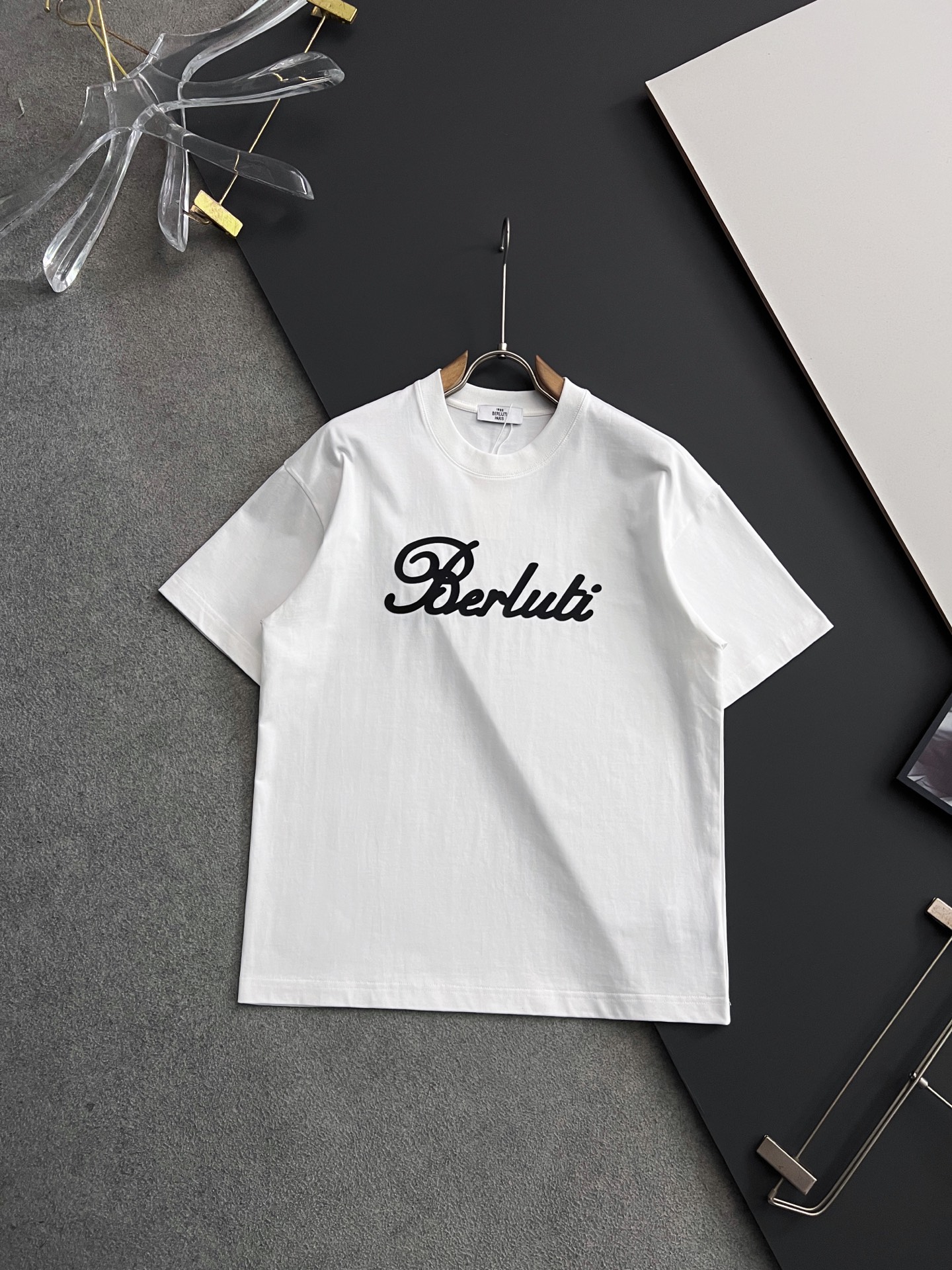 NO:120482,) 25 Berlut* latest exclusive hit*.] Heavy 260 grams pure cotton double yarn) Popular four-season series short-sleeved, simple basic wardrobe artifact, casual and versatile must-have) workmanship and line texture first-class, two colors recommended white, black,) loose fit S- XXL, T-shirt, alexander wang19860909）25款Berlut*最新独家爆款*.】重克260克纯棉双纱）爆款现货四季系列短袖,简约基础衣橱神器, 休闲百搭必备款）做工走线质感一流,两色推荐白色、黑色、）宽松版型S- XXL,,T-shirt,alexander wang,Men's clothing