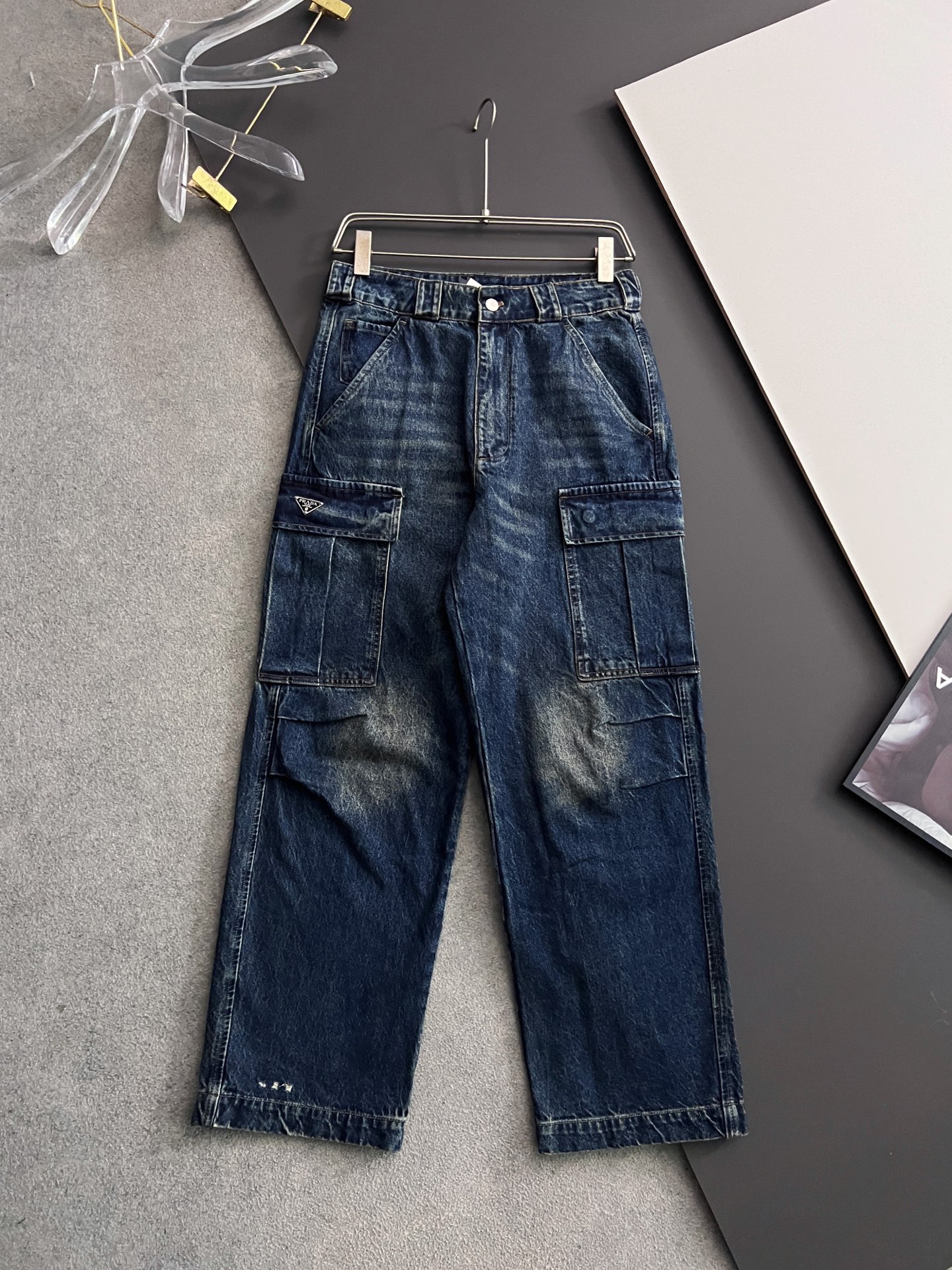 NO:120473,) Quality unit prad 25SS Early spring new blue denim cotton jeans This style shows an innovative denim fabric made by following the concept of regeneration agriculture. It is carefully made of black cotton blended twill fabric, and is available at the same time on the official website. Imported original washing micro-stretch fabric, original hardware engraved logo, metal buttons are decorated with logo logo laser faded style retro effect cotton, classic inlaid pada iconic triangle iron mark in the pocket, which is cut in the same way as the original to present a retro effect to create a delicate and fashionable shape, and the three marks are complete. Please refer to the care instructions on the clothing label for maintenance and extend the service life. In order to maintain the product quality, please wash the reverse side, wash as little as possible, and place the ventilated place flat and dry. The color of denim fabric will gradually become lighter, making it more distinctive  Maintenance: The washing temperature must not exceed 30℃, do not bleach, the ironing temperature must not exceed 100℃, do not dry. Do not dry cleaning. Color: Blue Pants Size 46 48 50 52 54 56,,prada,jeans,alexander wang19860909）品质元单prad 25SS 早春新款蓝色牛仔棉质牛仔裤 这款展现遵循再生农业理念制成的创新牛仔面料.采用黑色棉质混纺斜纹面料精心制作,官网同步有售,进口原版水洗微弹力面料,原版五金刻字Logo金属扣 ,金属纽扣饰有Logo标志激光褪色风格复古效果全棉,口袋处经典镶嵌pada标志性三角标铁标,与原版一致裁剪呈现复古效果 打造精致时尚的造型,三标齐全 请参照服装标签上的护理说明进行保养,延长使用寿命.为了保持产品品质,请反面洗涤,尽量少洗,通风处平放晾晒.牛仔面料颜色会逐渐变浅,更具特色 保养:洗涤温度不得超过30℃,请勿漂白,熨烫温度不得超过100℃,请勿烘干.请勿干洗. 颜色:蓝色 裤子尺码46 48 50 52 54 56,,prada,jeans,alexander wang,Men's clothing