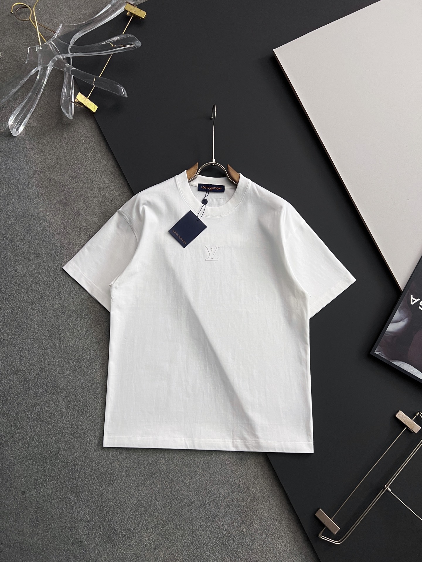 NO:120479,) 25 models 1V* latest exclusive hit*.] Heavy 260 grams pure cotton double yarn) Popular four-season series short-sleeved, simple basic wardrobe artifact, casual and versatile must-have) workmanship and line texture first-class, two colors recommended white, black,) loose fit S- XXL, T-shirt, alexander wang19860909）25款1V*最新独家爆款*.】重克260克纯棉双纱）爆款现货四季系列短袖,简约基础衣橱神器, 休闲百搭必备款）做工走线质感一流,两色推荐白色、黑色、）宽松版型S- XXL,,T-shirt,alexander wang,Men's clothing