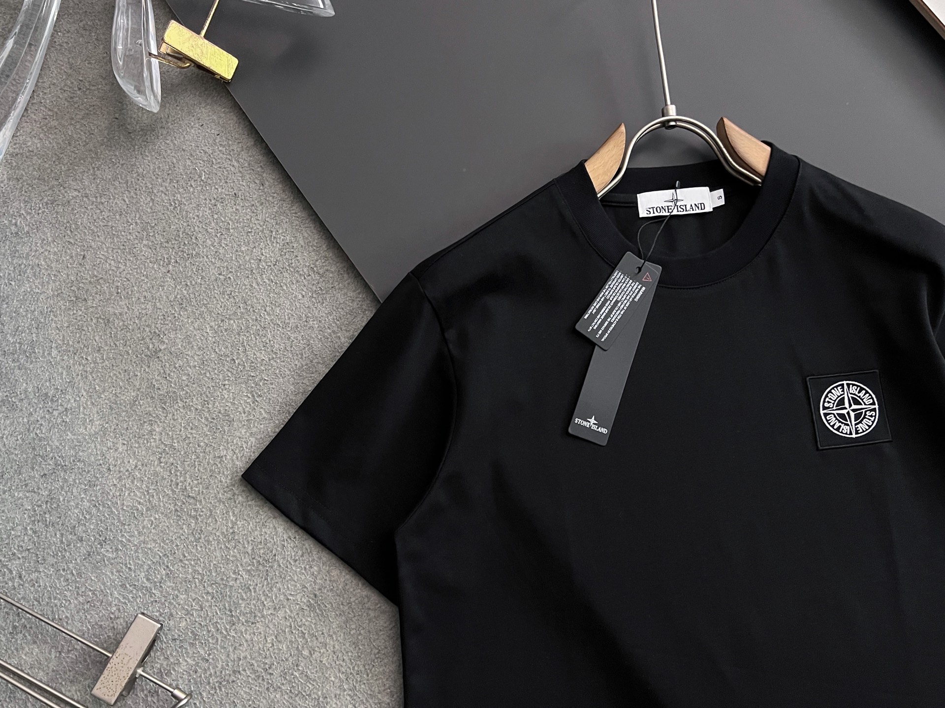 ）2025独家·新品！ST石头岛*爆款手工】美国杜邦公司所罗纳面料黑科技）爆款现货春夏短袖，简约基础衣橱