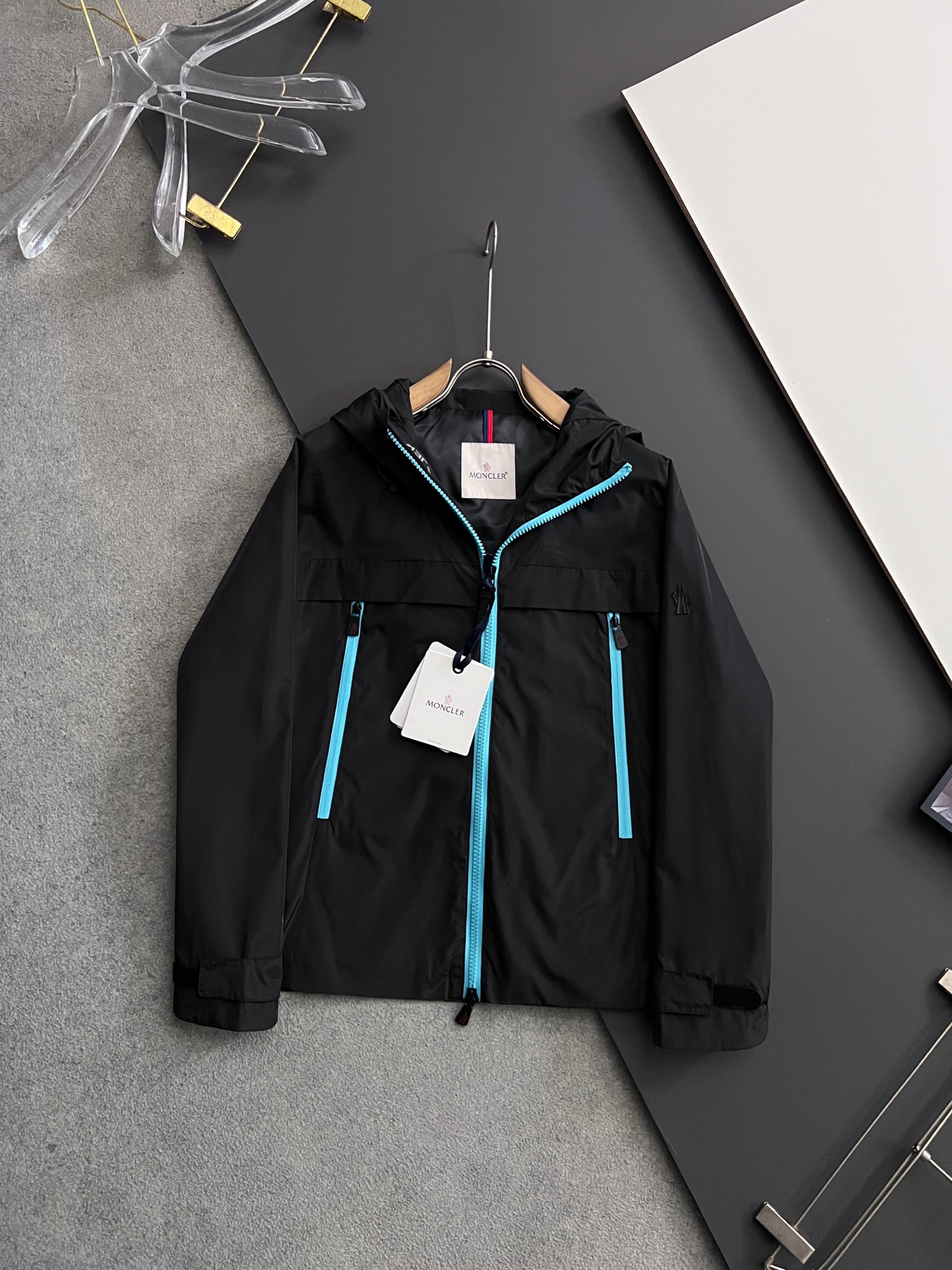 NO:161284,2025 Early Autumn Moncle* men's high-end fashion hooded outdoor jacket jacket, new 25 spring and summer style, official counter main display, Hong Kong foreign business channels, outdoor must-have items, exclusively for sale. On the basis of minimalism, it creates extraordinary creativity, and uses clever design techniques to innovate elsewhere. The front design is broken and contradictory cloth, forming a strong hedge, and the visual effect is unique. The chest decoration is printed with a brand LOGO, which is simple and atmospheric, demonstrating the brand's identity. The sleeves are equipped with the brand's exclusive design, which echoes the front chest printing, which is both sporty and fashionable!  It has a distinct recognition, showing the vitality of the city, and is highly shaped and practical!  The fabric is made of Japanese Toray company customized fabric (a first-line luxury clothing royal fabric manufacturer) with waterproof and windproof characteristics, both comfort and breathability, the upper body is light and burden-free, the hooded design has a strong sense of detail and quality. All auxiliary materials are supplied by customers and all auxiliary materials are engraved with brand LOGO, which is very expensive, luxurious and high-end!  The details show the ingenious craftsmanship, the auxiliary materials are all supplied to customers, and the workmanship is extremely rigorous and sophisticated. The outline structure of the whole body continues the basic form of the M family, expressing the simple and atmospheric characteristics in place, with a full upper body shape, which can easily control various body shapes, and the outfit meets the needs of the transition season!  Size 48-56, christian louboutin,jackets & coats,jackets & coats,hats,alexander wang198609092025早秋Moncle*男士高端时装款连帽户外夹克外套,25年春夏新款,官方专柜主推展示,香港洋行渠道,户外必选单品,独家出售. 在极简的基础上洐生出非凡的创意,用巧妙的设计手法进行别处一格的创新,前幅设计破缝拼接撞色布,形成强烈的对冲,设觉效果别具一格,胸前饰印有品牌LOGO,简单大气,彰显品牌身份地位. 袖子搭载品牌专属章仔设计,与前胸印花形成呼应,即运动又时尚！辨识度鲜明,尽显都市活力色彩,且塑造性和实穿性极高！ 面料选用日本东丽公司订制面料（一线奢侈品成衣御用面料商）具备防水防风特性,舒适性与透气性兼备,上身轻便且无负担感,连帽的设计,整体细节品质感超强,辅料全系客供,全客供辅料,都刻有品牌LOGO, 非常贵奢高级！ 细节之处尽显匠心工艺,辅料皆为客供,做工极为严谨考究,通体的轮廓构造延续了M家族基础形态,将简约大气的特征表现到位,上身型款十足,轻松驾驭各种身型,穿搭符合过渡季的需求！尺码48-56,,christian louboutin,jackets & coats,jackets & coats,hats,alexander wang,Men's clothing