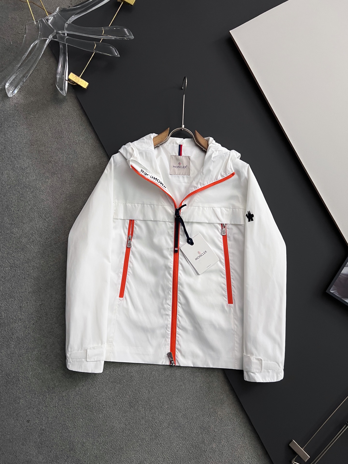 NO:140422,2025 Early Autumn Moncle* men's high-end fashion hooded outdoor jacket jacket, new 25 spring and summer style, official counter main display, Hong Kong foreign business channels, outdoor must-have items, exclusively for sale. On the basis of minimalism, it creates extraordinary creativity, and uses clever design techniques to innovate elsewhere. The front design is broken and contradictory cloth, forming a strong hedge, and the visual effect is unique. The chest decoration is printed with a brand LOGO, which is simple and atmospheric, demonstrating the brand's identity. The sleeves are equipped with the brand's exclusive design, which echoes the front chest printing, which is both sporty and fashionable!  It has a distinct recognition, showing the vitality of the city, and is highly shaped and practical!  The fabric is made of Japanese Toray company customized fabric (a first-line luxury clothing royal fabric manufacturer) with waterproof and windproof characteristics, both comfort and breathability, the upper body is light and burden-free, the hooded design has a strong sense of detail and quality. All auxiliary materials are supplied by customers and all auxiliary materials are engraved with a brand logo, which is very expensive, luxurious and high-end!  The details show the ingenious craftsmanship, the auxiliary materials are all supplied to customers, and the workmanship is extremely rigorous and sophisticated. The outline structure of the whole body continues the basic form of the M family, expressing the simple and atmospheric characteristics in place, with a full upper body shape, which can easily control various body shapes, and the outfit meets the needs of the transition season!  Size 48-56, christian louboutin,jackets & coats,jackets & coats,hats,alexander wang198609092025早秋Moncle*男士高端时装款连帽户外夹克外套,25年春夏新款,官方专柜主推展示,香港洋行渠道,户外必选单品,独家出售. 在极简的基础上洐生出非凡的创意,用巧妙的设计手法进行别处一格的创新,前幅设计破缝拼接撞色布,形成强烈的对冲,设觉效果别具一格,胸前饰印有品牌LOGO,简单大气,彰显品牌身份地位. 袖子搭载品牌专属章仔设计,与前胸印花形成呼应,即运动又时尚！辨识度鲜明,尽显都市活力色彩,且塑造性和实穿性极高！ 面料选用日本东丽公司订制面料（一线奢侈品成衣御用面料商）具备防水防风特性,舒适性与透气性兼备,上身轻便且无负担感,连帽的设计,整体细节品质感超强,辅料全系客供,全客供辅料,都刻有品牌LOGO, 非常贵奢高级！ 细节之处尽显匠心工艺,辅料皆为客供,做工极为严谨考究,通体的轮廓构造延续了M家族基础形态,将简约大气的特征表现到位,上身型款十足,轻松驾驭各种身型,穿搭符合过渡季的需求！尺码48-56,,christian louboutin,jackets & coats,jackets & coats,hats,alexander wang,Men's clothing