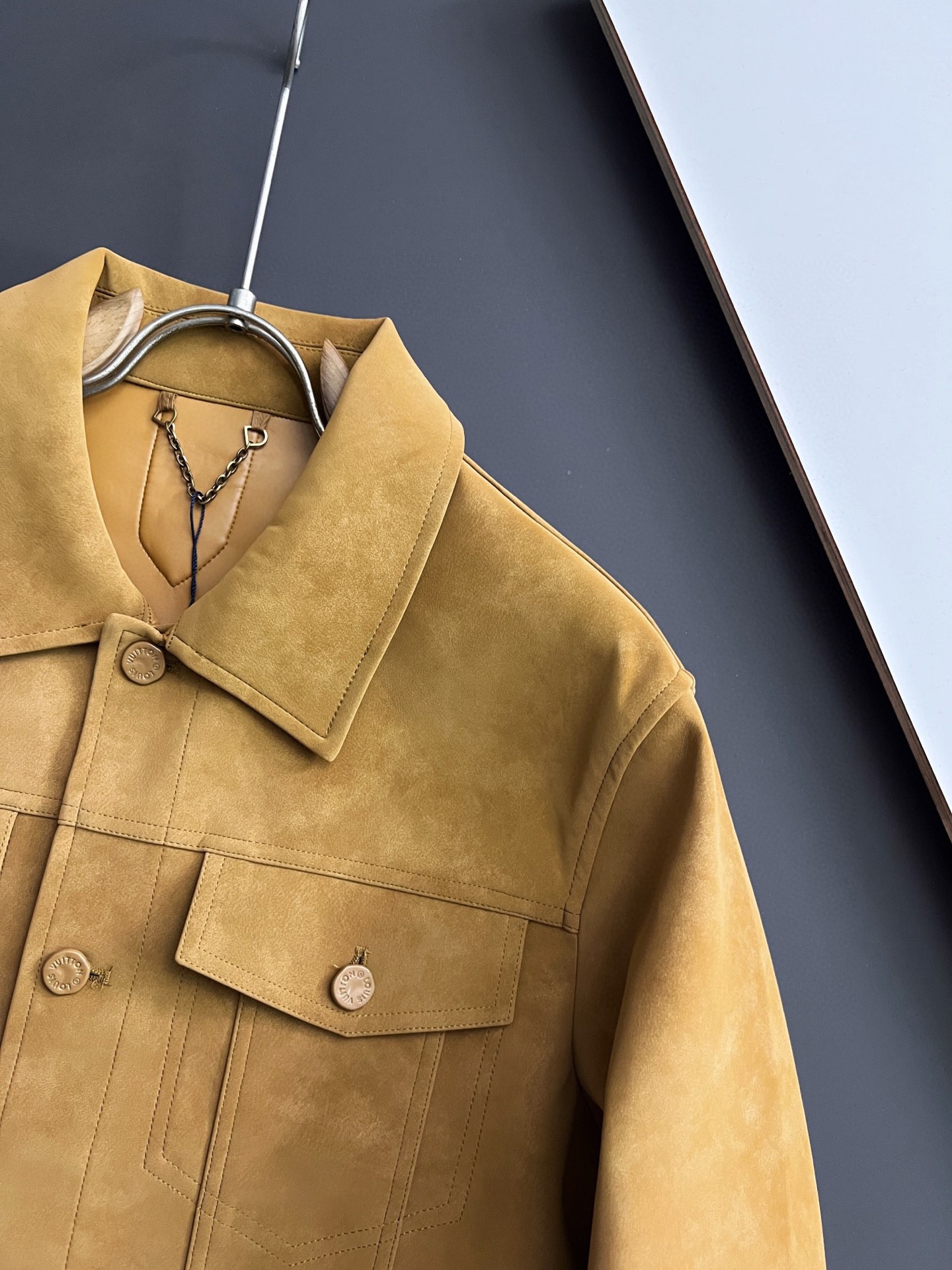 Luxury LV Male Leather Jacket with Classic Design and Superior Quality - 图片 3