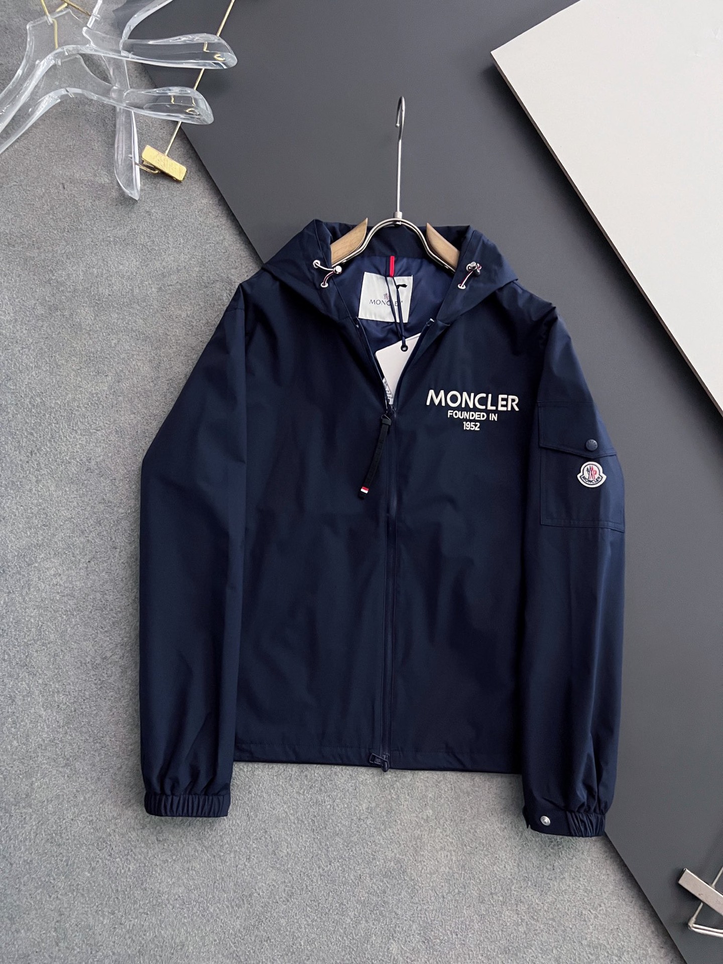 NO:125269,) Moncle**2025FW autumn and winter new hooded windbreaker jacket, customer-supplied imported polyester fiber fabric original hardware accessories, imported technology fabrics windproof, rainproof, UV protection! Highlighting the texture Hardware accessories are all customer-supplied high-end materials, very textured!  Classic jacket style, hooded jacket windbreaker, arms paired with brand logo embroidery, highlighting the brand style. Size M-3XL, christian louboutin, jackets & coats, hats, alexander wang19860909） Moncle**2025FW秋冬新款连帽风衣夹克,客供进口聚脂纤维面料原厂五金配件,进口的科技面料防风防雨防紫外线!凸显质感五金配件都是客供高档材料,非常具有质感！经典的夹克款式,连帽设计夹克风衣,手臂搭配品牌logo刺绣,彰显品牌风范. 尺码M-3XL,,christian louboutin,jackets & coats,hats,alexander wang,Men's clothing