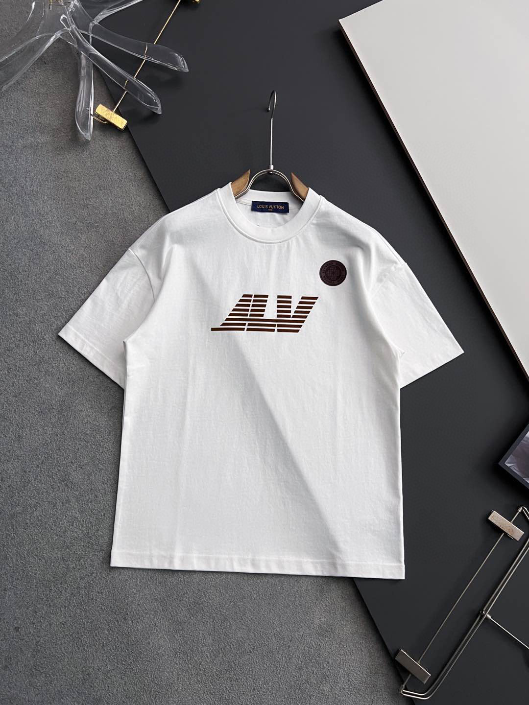 NO:125272,) 1V*, 2025 spring and summer new short-sleeved T-shirt for men and women!  Fashionable casual short-sleeved T-shirt with catwalk patterns!  Design logo embroidery design!  The most designed and selected customer-supplied 310g of cotton fabric, which feels soft and skin-friendly, is comfortable and breathable, and is not picky about the physical objects. The real thing will definitely make you love it!  Loose, small, shoulder-dead round neck cut, genderless couple mixed styles, opening up a new fashion charm!  Differentiate the market version of the high-end custom series!  Size S- XXL, T-shirt,tees,t-shirt,alexander wang19860909）1V*、 2025春夏新款男女同款短袖T恤！走秀图案时尚休闲短袖T恤衫！设计logo刺绣设计！极具设计精选客供310克全棉面料,手感柔软亲肤,着身舒适透气性都无法挑剔,实物绝对会让你爱不释手！宽松小落肩的圆领版型裁剪,无性别主义的情侣混穿款式,打开全新的时装新韵味！区别市场版本高定系列！尺码S- XXL,,T-shirt,tees，t-shirt,alexander wang,Men's clothing