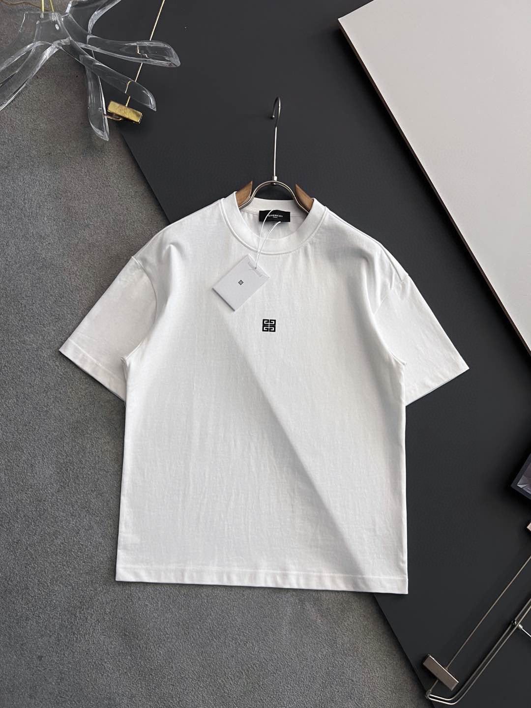 NO:125275,) Giv*, 2025 spring and summer new short-sleeved T-shirt for men and women!  Fashionable casual short-sleeved T-shirt with catwalk patterns!  Design logo embroidery design!  The most designed and selected customer-supplied 310g of cotton fabric, which feels soft and skin-friendly, is comfortable and breathable, and is not picky about the physical objects. The real thing will definitely make you love it!  Loose, small, shoulder-dead round neck cut, genderless couple mixed styles, opening up a new fashion charm!  Differentiate the market version of the high-end custom series!  Size S- XXL, T-shirt,tees,t-shirt,alexander wang19860909）Giv*、 2025春夏新款男女同款短袖T恤！走秀图案时尚休闲短袖T恤衫！设计logo刺绣设计！极具设计精选客供310克全棉面料,手感柔软亲肤,着身舒适透气性都无法挑剔,实物绝对会让你爱不释手！宽松小落肩的圆领版型裁剪,无性别主义的情侣混穿款式,打开全新的时装新韵味！区别市场版本高定系列！尺码S- XXL,,T-shirt,tees，t-shirt,alexander wang,Men's clothing