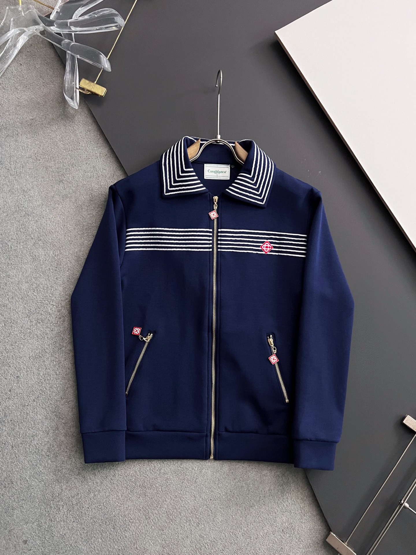 NO:125279,) Cas* Set 2025 spring style top imported private goods, perfect inside, comfortable upper body, no thorny feeling, high-end custom imported fabric, arrangement craft zipper cardigan set, the counter model is fashionable and luxurious, the quality is unquestionable, the upper body effect is super luxurious official website same style, counter size: S- XXL,,alexander wang19860909） Cas*套装 2025春季款顶级进口私货,内里完美包边,上身舒服 无刺感 高端定制进口面料 排列工艺拉链开衫套装,专柜款时尚不失奢华 品质毋庸置疑 上身效果超赞奢华官网同款 专柜尺码:S- XXL,,alexander wang,Men's clothing