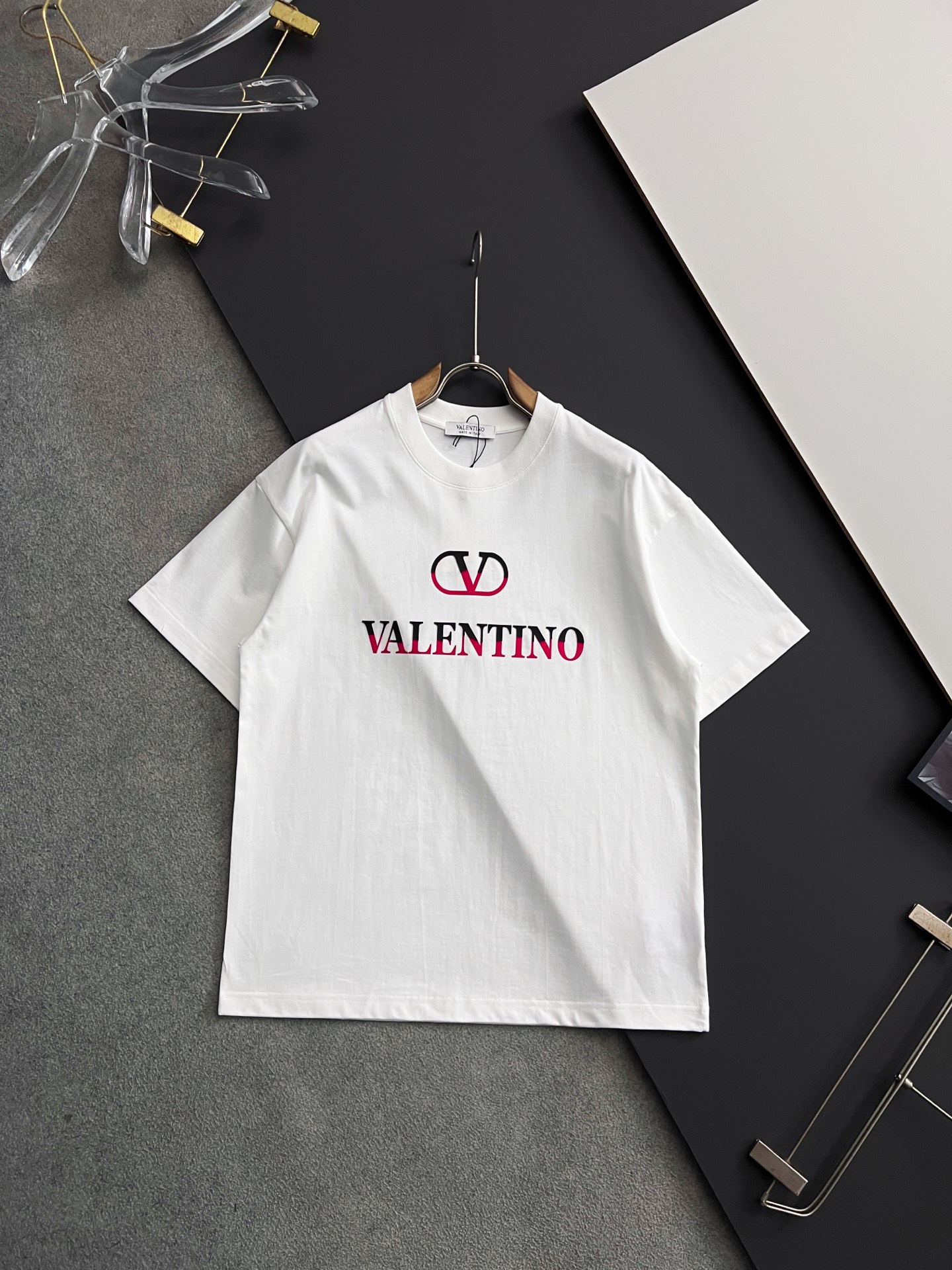 NO:125262,) 25 Valentin* Valentin's latest exclusive hit model*.] Heavy 260 grams pure cotton double yarn) Popular four-season series short-sleeved series, simple basic wardrobe artifact, casual and versatile must-have) workmanship and line texture first-class, two colors recommended, white, black,) loose style S- XXL, valentino, valentino, T-shirt, alexander wang19860909）25款Valentin*华伦天努最新独家爆款*.】重克260克纯棉双纱）爆款现货四季系列短袖,简约基础衣橱神器, 休闲百搭必备款）做工走线质感一流,两色推荐白色、黑色、）宽松版型S- XXL,,valentino,valentino,T-shirt,alexander wang,Men's clothing