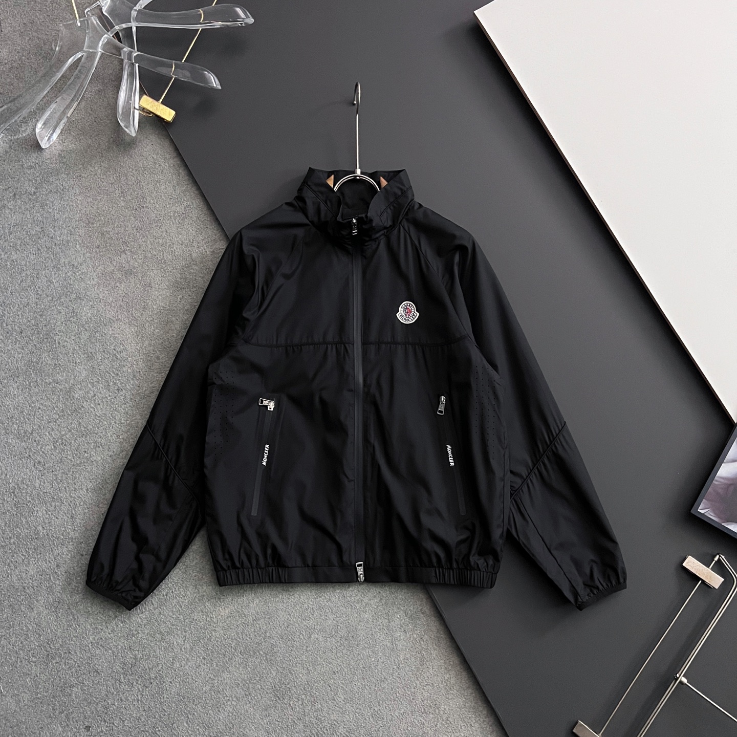 NO:126709,) Moncle*2025 early autumn men's high-end fashion hooded outdoor jacket jacket, new 25 spring and summer style, official counter main display, Hong Kong foreign business channels, outdoor must-have items, exclusively for sale. On the basis of minimalism, it produces extraordinary creativity, and uses clever design techniques to innovate elsewhere. The front design is broken and contradictory cloth, forming a strong hedge, and the visual effect is unique. The chest decoration is printed with a brand LOGO, which is simple and atmospheric, demonstrating the brand identity and status. The sleeves are equipped with the brand's exclusive seal design, which echoes the front chest printing, which is both sporty and fashionable!  It has a distinct recognition, showing the vitality of the city, and is highly shaped and practical!  The fabric is made of Japanese Toray company customized fabric (a first-line luxury clothing royal fabric manufacturer) with waterproof and windproof characteristics, both comfort and breathability, the upper body is light and burden-free, the hooded design has a strong sense of detail and quality. All auxiliary materials are supplied by customers and all auxiliary materials are engraved with brand LOGO, which is very expensive, luxurious and high-end!  The details show the ingenious craftsmanship, the auxiliary materials are all supplied to customers, and the workmanship is extremely rigorous and sophisticated. The outline structure of the whole body continues the basic form of the M family, expressing the simple and atmospheric characteristics in place, with a full upper body shape, which can easily control various body shapes, and the outfit meets the needs of the transition season!  Size 48-56, christian louboutin,jackets & coats,jackets & coats,hats,alexander wang19860909）Moncle*2025早秋男士高端时装款连帽户外夹克外套,25年春夏新款,官方专柜主推展示,香港洋行渠道,户外必选单品,独家出售. 在极简的基础上洐生出非凡的创意,用巧妙的设计手法进行别处一格的创新,前幅设计破缝拼接撞色布,形成强烈的对冲,设觉效果别具一格,胸前饰印有品牌LOGO,简单大气,彰显品牌身份地位. 袖子搭载品牌专属章仔设计,与前胸印花形成呼应,即运动又时尚！辨识度鲜明,尽显都市活力色彩,且塑造性和实穿性极高！ 面料选用日本东丽公司订制面料（一线奢侈品成衣御用面料商）具备防水防风特性,舒适性与透气性兼备,上身轻便且无负担感,连帽的设计,整体细节品质感超强,辅料全系客供,全客供辅料,都刻有品牌LOGO, 非常贵奢高级！ 细节之处尽显匠心工艺,辅料皆为客供,做工极为严谨考究,通体的轮廓构造延续了M家族基础形态,将简约大气的特征表现到位,上身型款十足,轻松驾驭各种身型,穿搭符合过渡季的需求！尺码48-56,,christian louboutin,jackets & coats,jackets & coats,hats,alexander wang,Men's clothing