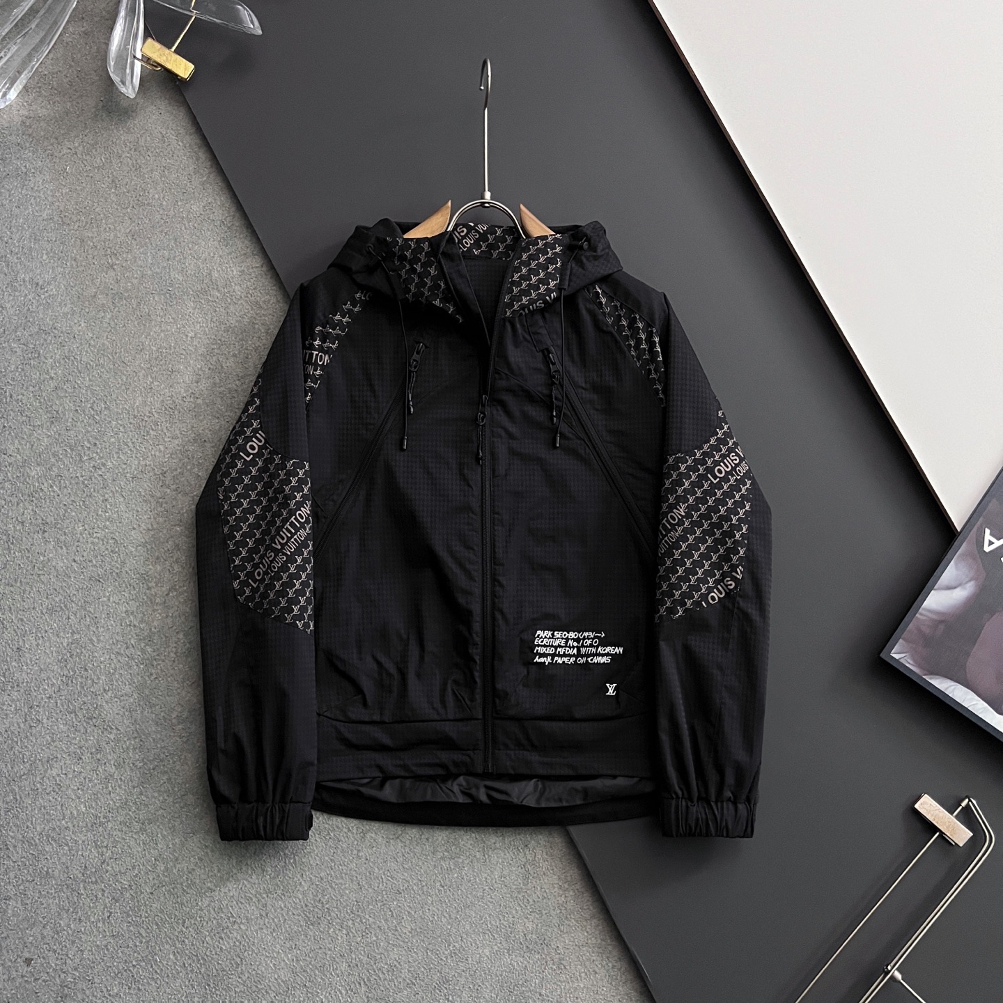 NO:161281,1V* official website same style, complete three standards, released in advance. 2025ss spring new men's jacket, original three standards, high-end version, customized counter fabric, breathable and comfortable, impeccable details, brand element design concept, reflecting high quality. The feel is delicate and soft, presents casual cut, and the upper body style is superb. Number of 48-56,, jackets & coats, jackets & coats, alexander wang198609091V*官网同款,三标齐全,提前发售 2025ss春季新款男士夹克外套,原单三标齐全高端版本 专柜定制面料 透气舒适度高,细节无可挑剔,品牌元素设计理念,体现高品质.手感细腻柔软 呈现休闲裁剪,上身版型超赞 码数48-56,,jackets & coats,jackets & coats,alexander wang,Men's clothing