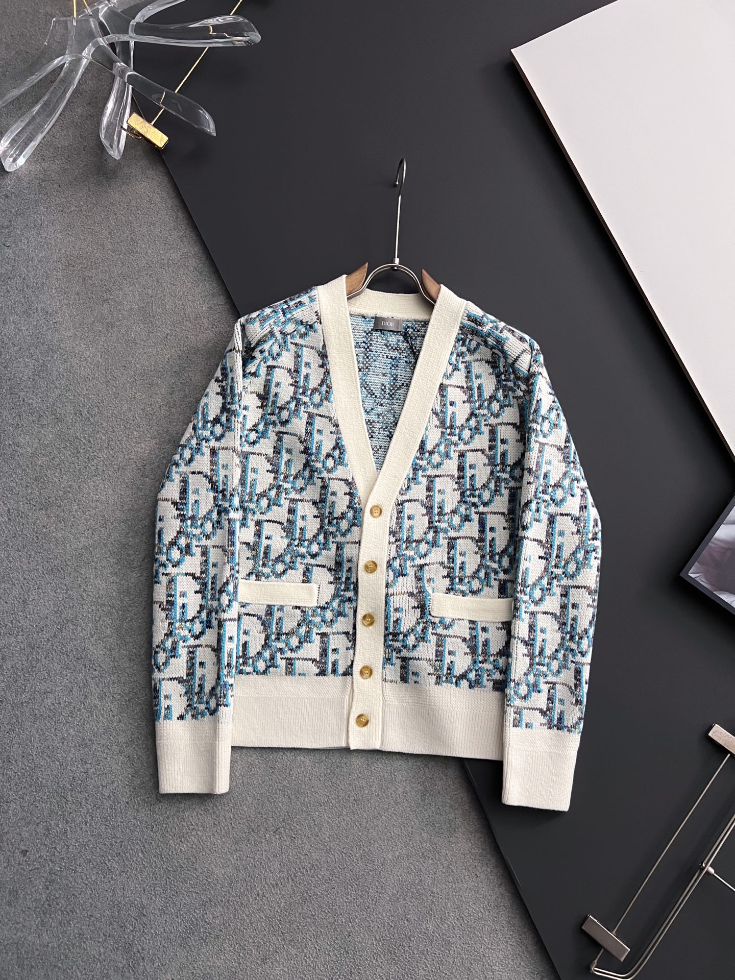 NO:131329,) CD, 25ss new knitted cardigan, this knitted cardigan reinterprets Dior's classic Oblique print. It is carefully crafted from white and blue wool jacquard fabric, paired with button closures and ribbed details to create a casual silhouette. It can be matched with various outfits to show personality. The same style as men and women, highly recommended!  Number of codes: S M L XL, dior, alexander wang19860909）CD、25ss新款针织开衫,这款针织开衫重新诠释Dior经典的Oblique 印花.采用白色和蓝色绵羊毛提花面料精心制作,搭配纽扣开合和罗纹细节,打造休闲廓形.可与各式装扮搭配,彰显个性.男女同款,强烈推荐！ 码数:S M L XL,,dior,alexander wang,Men's clothing