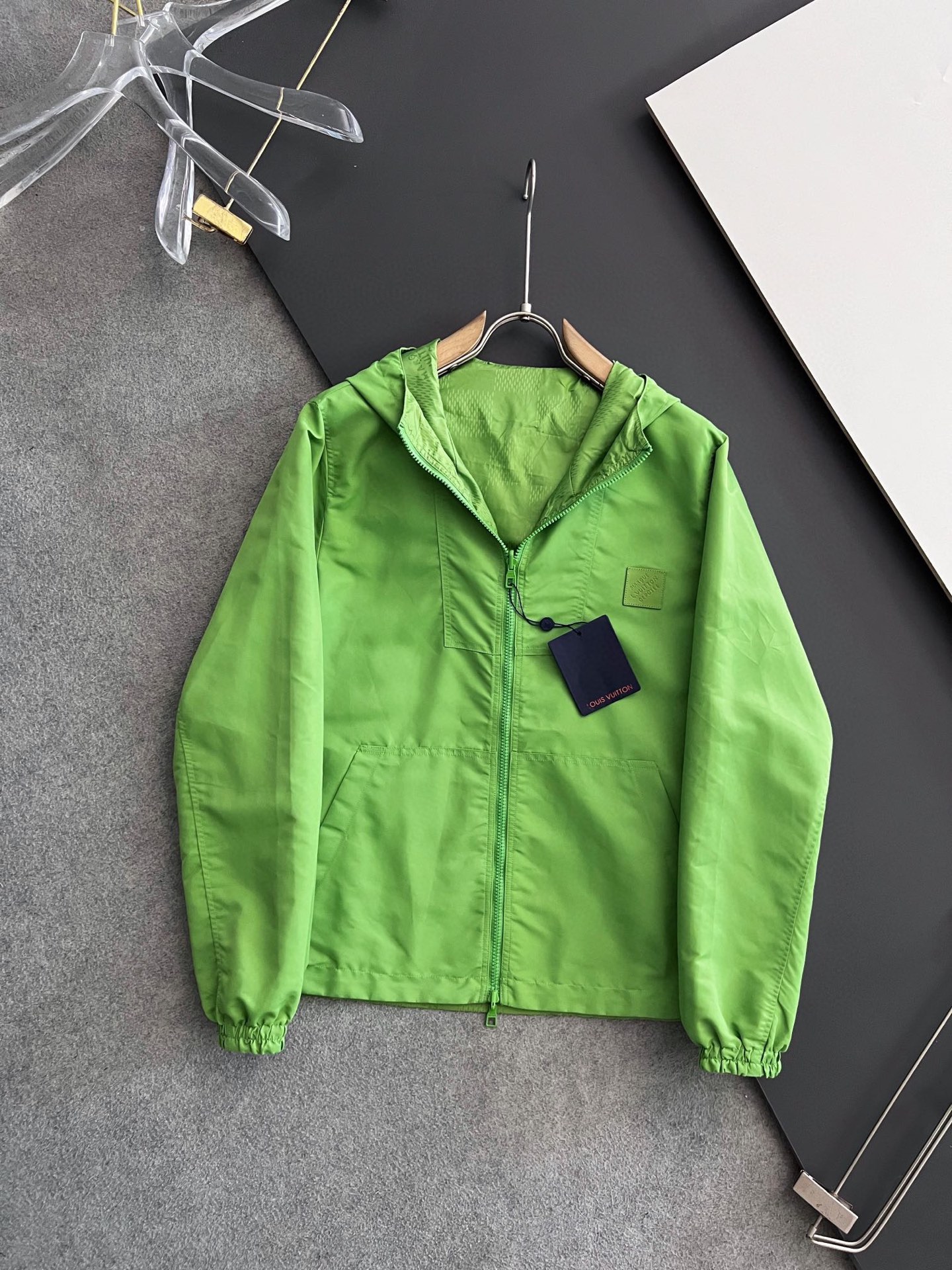 NO:131335,) 1V, classic double-sided jacquard hooded zipper jacket, exclusive custom fabric, original development, precise and meticulous alignment, this jacket has a full Monogram pattern and a calm plain color option, paired with a hood, zipper front closure, elastic cuffs and hem. 1v Staples embellishes the chest, the double-sided outfit is simple and fashionable, and is a dynamic choice for the season change. The same style for men and women, strongly recommended Size46 48 50 52 Color green,,jackets & coats,hats,alexander wang19860909）1V、经典双面提花连帽拉链外套,面料独家定制,原版开发,做工精准细致对位,此款外套拥有全幅 Monogram 图案和沉稳素色两式选择,搭配兜帽、拉链前襟、弹力袖口及下摆.1v Staples 饰标缀胸前,双面穿搭简单时尚,是换季时节的活力之选.男女同款,强烈推荐 Size46 48 50 52 颜色绿色,,jackets & coats,hats,alexander wang,Men's clothing