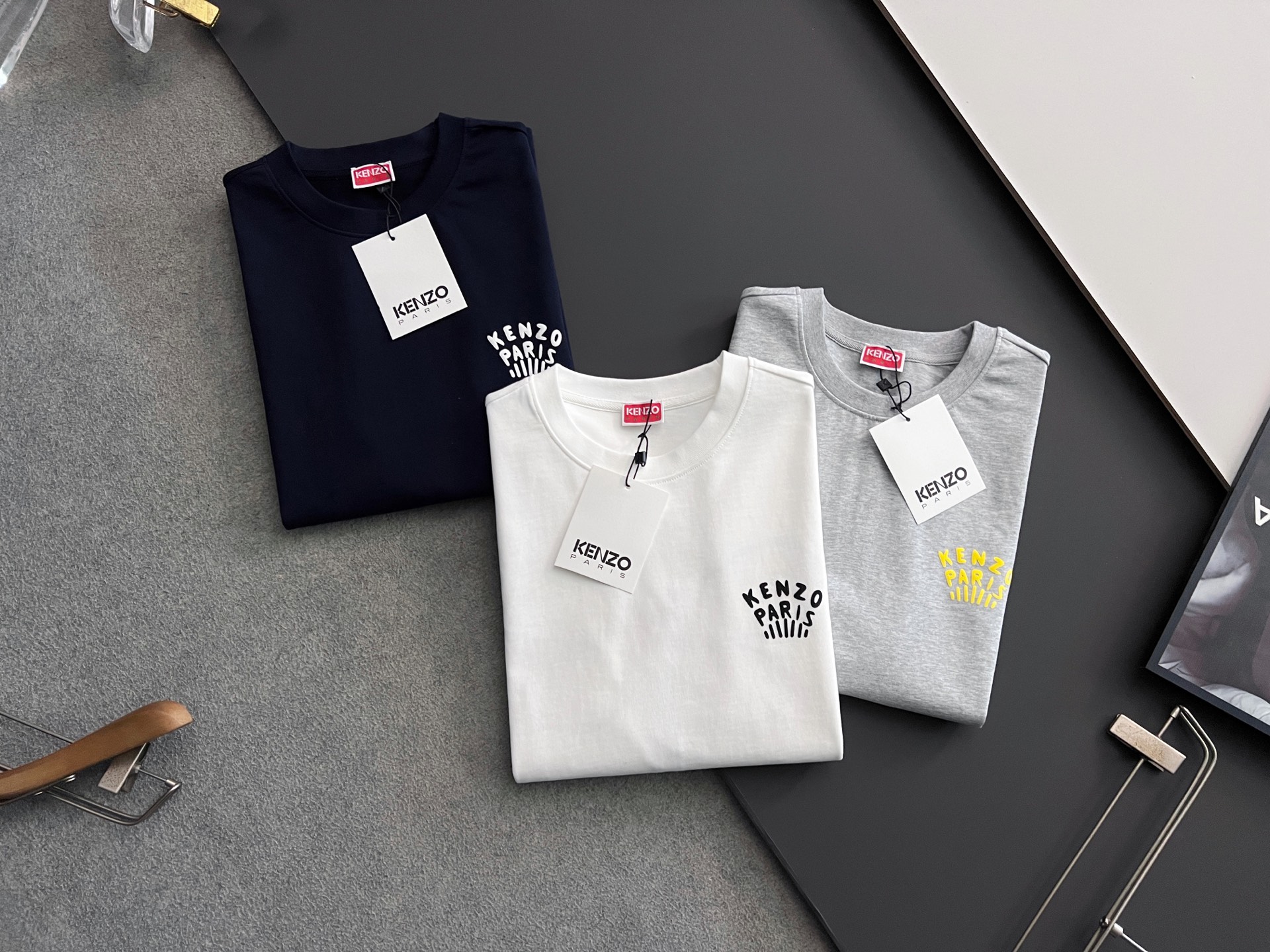 NO:131755,) Kenz*, 2025 spring and summer new short-sleeved T-shirt for men and women!  Fashionable casual short-sleeved T-shirt with catwalk patterns!  Design logo embroidery design!  The most designed and selected customer-supplied 310g of cotton fabric, which feels soft and skin-friendly, is comfortable and breathable, and is not picky about the physical objects. The real thing will definitely make you love it!  Loose, small, shoulder-dead round neck cut, genderless couple mixed styles, opening up a new fashion charm!  Differentiate the market version of the high-end custom series!  Size S- XXL, T-shirt,tees,t-shirt,alexander wang19860909）Kenz*、 2025春夏新款男女同款短袖T恤！走秀图案时尚休闲短袖T恤衫！设计logo刺绣设计！极具设计精选客供310克全棉面料,手感柔软亲肤,着身舒适透气性都无法挑剔,实物绝对会让你爱不释手！宽松小落肩的圆领版型裁剪,无性别主义的情侣混穿款式,打开全新的时装新韵味！区别市场版本高定系列！尺码S- XXL,,T-shirt,tees，t-shirt,alexander wang,Men's clothing