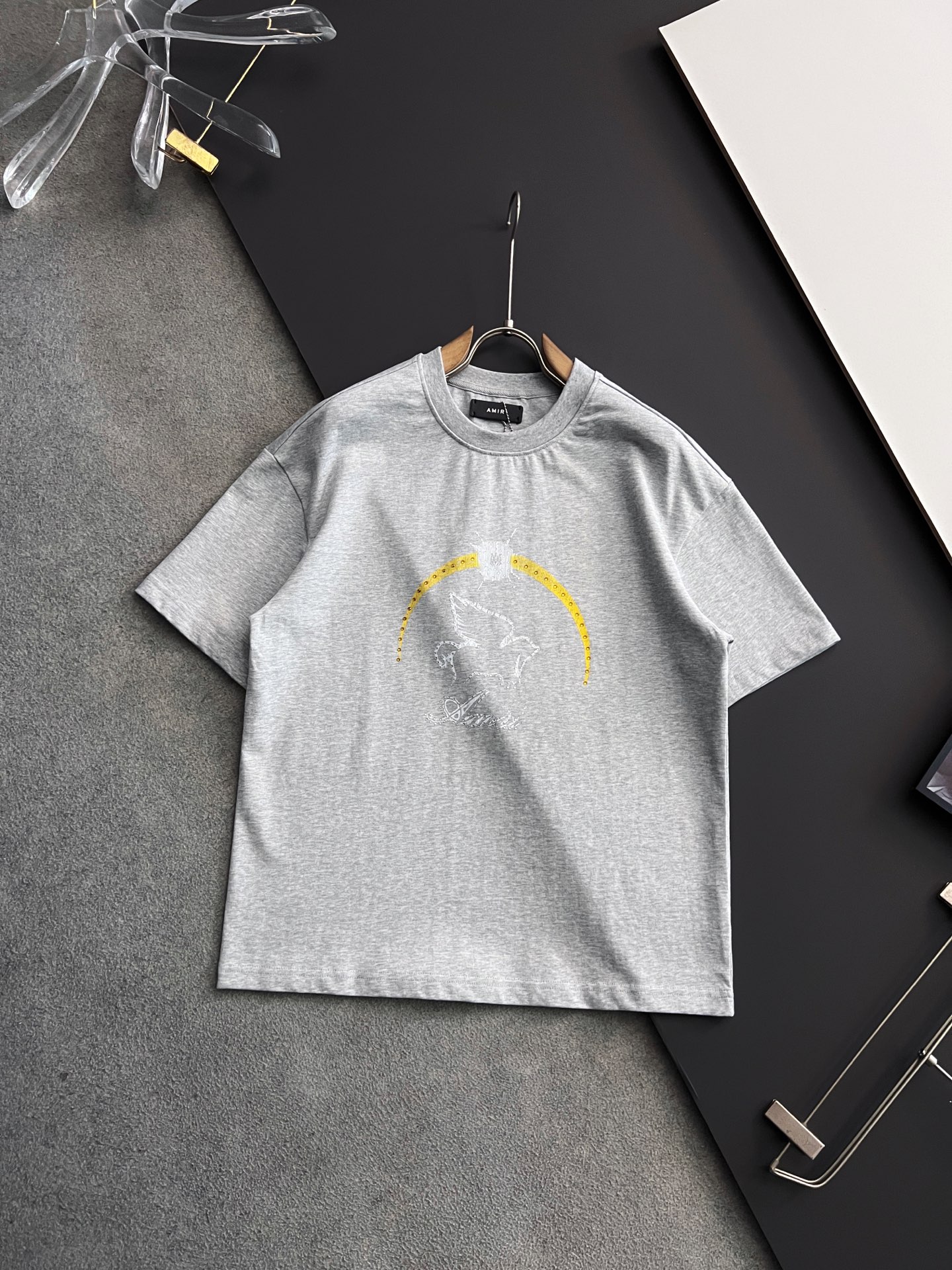 NO:131757,)Amir*, 2025 spring and summer new short-sleeved T-shirt for men and women!  Fashionable casual short-sleeved T-shirt with catwalk patterns!  Design logo embroidery design!  The most designed and selected customer-supplied 310g of cotton fabric, which feels soft and skin-friendly, is comfortable and breathable, and is not picky about the physical objects. The real thing will definitely make you love it!  Loose, small, shoulder-dead round neck cut, genderless couple mixed styles, opening up a new fashion charm!  Differentiate the market version of the high-end custom series!  Size S- XXL, amiri, T-shirt, tees, t-shirt, alexander wang19860909）Amir*、 2025春夏新款男女同款短袖T恤！走秀图案时尚休闲短袖T恤衫！设计logo刺绣设计！极具设计精选客供310克全棉面料,手感柔软亲肤,着身舒适透气性都无法挑剔,实物绝对会让你爱不释手！宽松小落肩的圆领版型裁剪,无性别主义的情侣混穿款式,打开全新的时装新韵味！区别市场版本高定系列！尺码S- XXL,,amiri,T-shirt,tees，t-shirt,alexander wang,Men's clothing