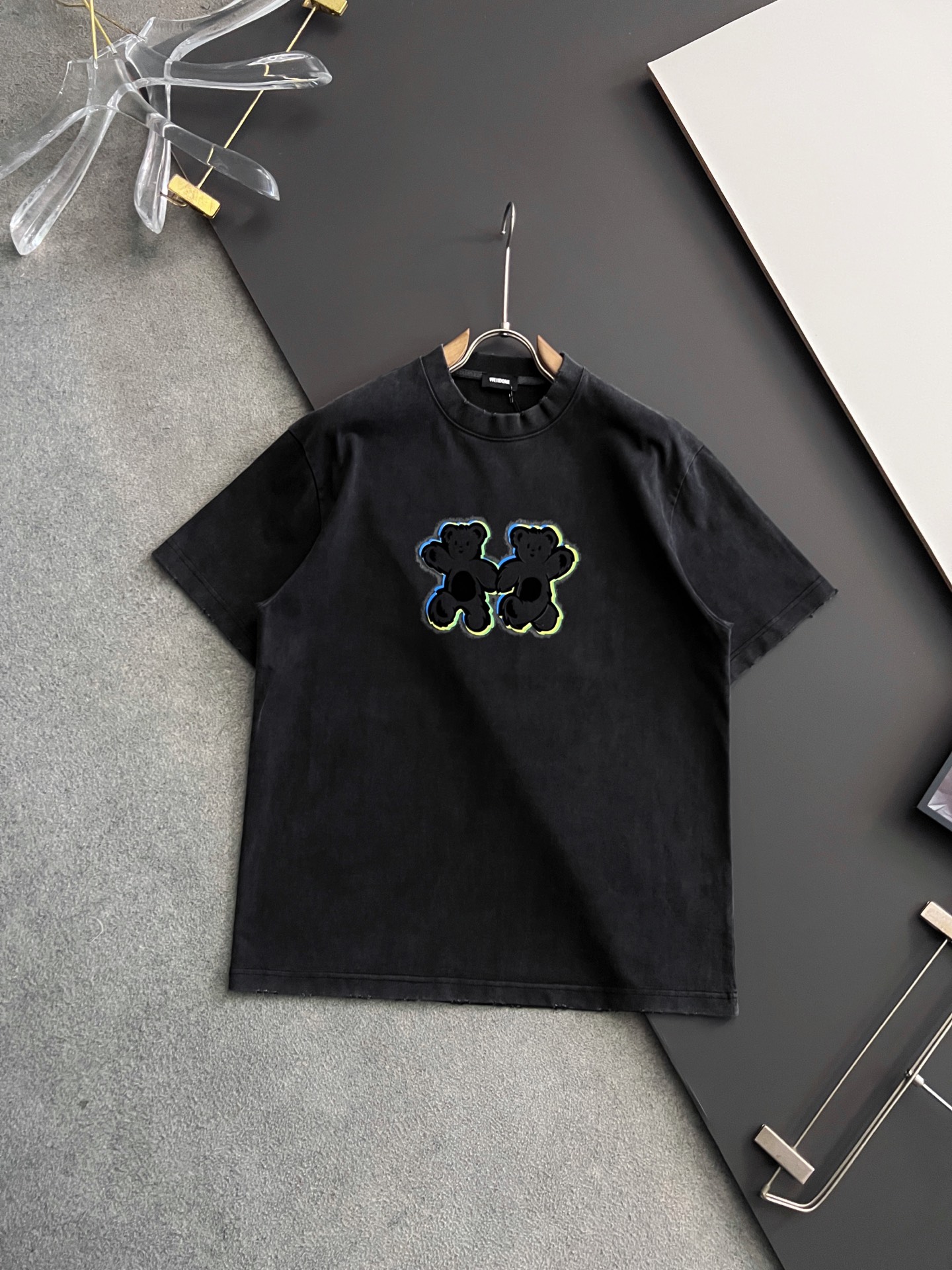 NO:131759,) Well*, 2025 spring and summer new short-sleeved T-shirt for men and women!  Fashionable casual short-sleeved T-shirt with catwalk patterns!  Design logo embroidery design!  The most designed and selected customer-supplied 310g of cotton fabric, which feels soft and skin-friendly, is comfortable and breathable, and is not picky about the physical objects. The real thing will definitely make you love it!  Loose, small, shoulder-dead round neck cut, genderless couple mixed styles, opening up a new fashion charm!  Differentiate the market version of the high-end custom series!  Size S- XXL, T-shirt,tees,t-shirt,alexander wang19860909）Well*、 2025春夏新款男女同款短袖T恤！走秀图案时尚休闲短袖T恤衫！设计logo刺绣设计！极具设计精选客供310克全棉面料,手感柔软亲肤,着身舒适透气性都无法挑剔,实物绝对会让你爱不释手！宽松小落肩的圆领版型裁剪,无性别主义的情侣混穿款式,打开全新的时装新韵味！区别市场版本高定系列！尺码S- XXL,,T-shirt,tees，t-shirt,alexander wang,Men's clothing