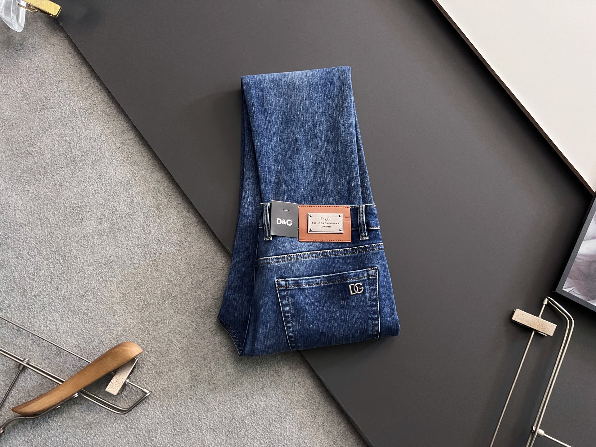 NO:131762,) DG*2025Ss new season jeans, heavy industry water-washed casual jeans, imported original washing elastic fabric, comfortable and elastic, unique design, super positive style, comfortable and breathable, extremely high grade, counter quality, handsome upper body, 28-38 (35.37), Dolce&Gabbana, jeans, alexander wang19860909）DG*2025Ss新季牛仔裤、重工水洗休闲牛仔裤,进口原版水洗弹力面料,舒适有弹性,独特设计,版型超正,舒适透气,档次极高,专柜品质,上身帅气十足,码数28-38（35.37）,,Dolce&Gabbana,jeans,alexander wang,Men's clothing