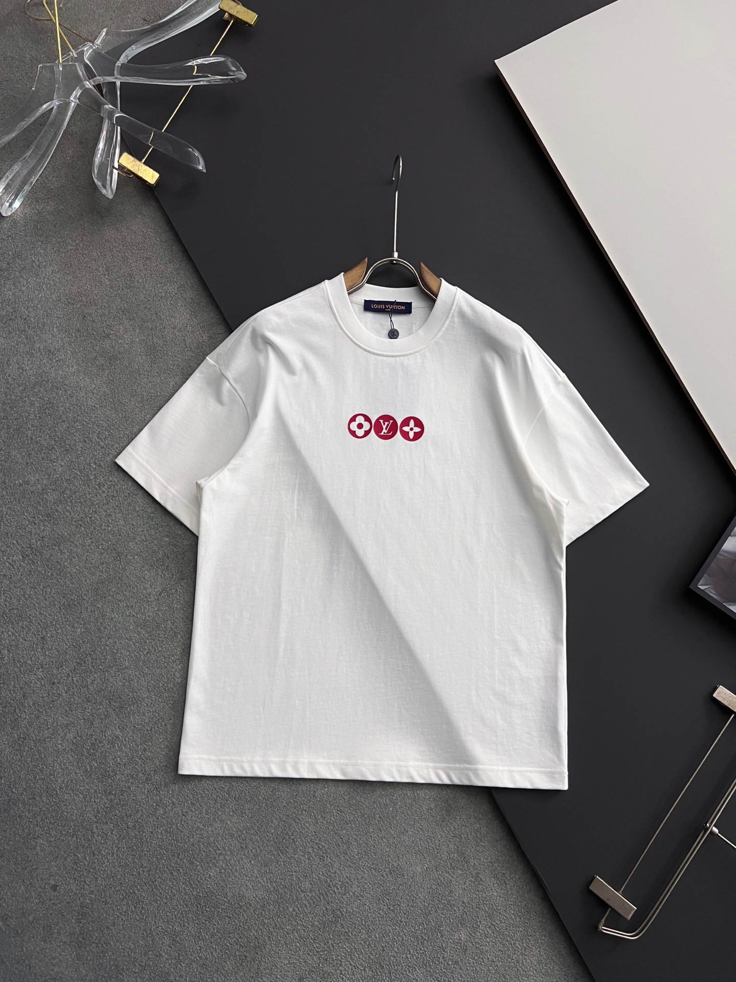 NO:134147,) 1V, 2025 spring and summer new short-sleeved T-shirt for men and women!  Fashionable casual short-sleeved T-shirt with catwalk patterns!  Design logo embroidery design!  The most designed and selected customer-supplied 260g of cotton fabric, which feels soft and skin-friendly, is comfortable and breathable, and it is not picky about the physical objects. The real thing will definitely make you love it!  Loose, small, shoulder-dead round neck cut, genderless couple mixed styles, opening up a new fashion charm!  Differentiate the market version of the high-end custom series!  Size S- XXL, T-shirt,tees,t-shirt,alexander wang19860909）1V、 2025春夏新款男女同款短袖T恤！走秀图案时尚休闲短袖T恤衫！设计logo刺绣设计！极具设计精选客供260克全棉面料,手感柔软亲肤,着身舒适透气性都无法挑剔,实物绝对会让你爱不释手！宽松小落肩的圆领版型裁剪,无性别主义的情侣混穿款式,打开全新的时装新韵味！区别市场版本高定系列！尺码S- XXL,,T-shirt,tees，t-shirt,alexander wang,Men's clothing