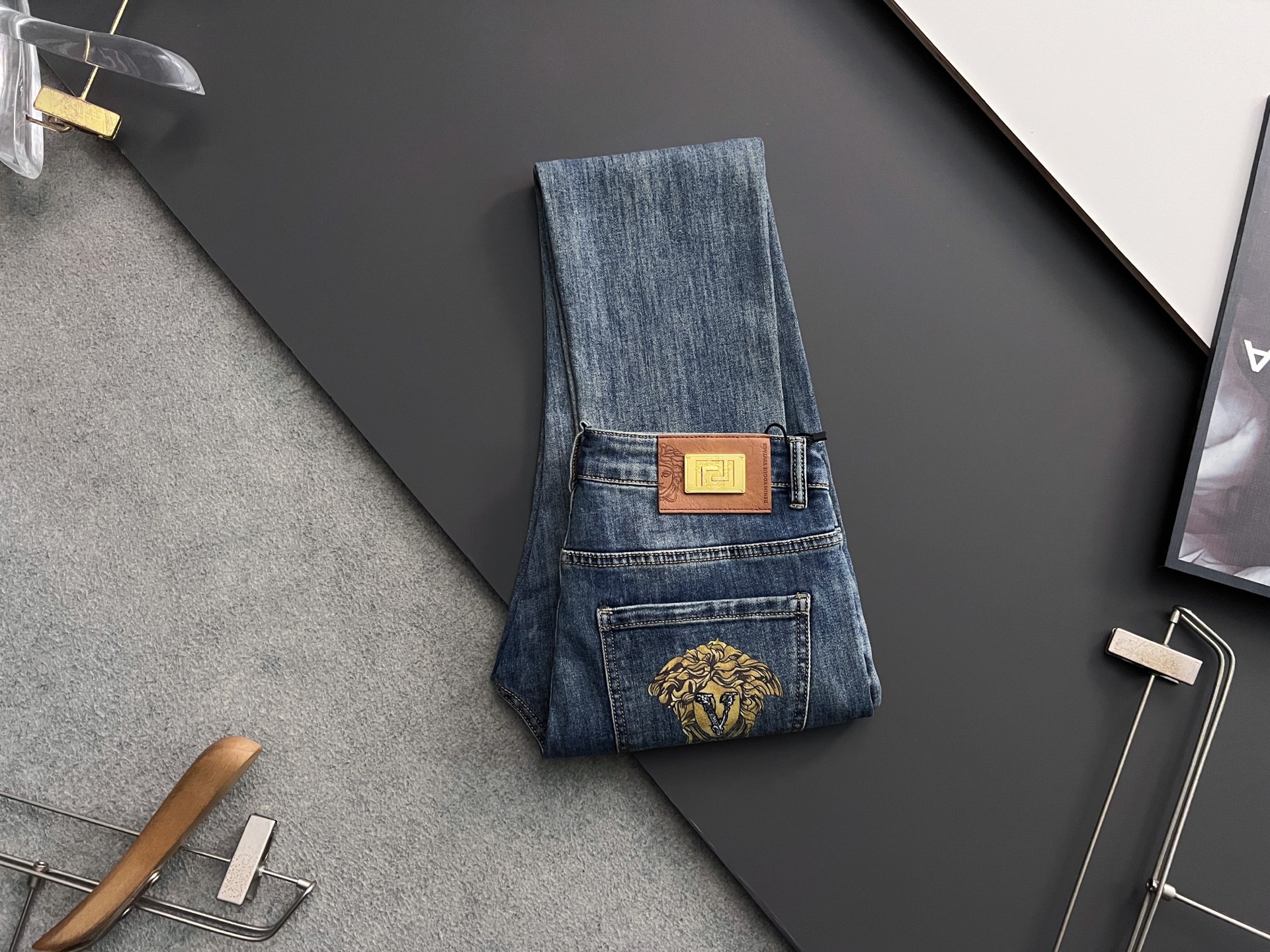 NO:134149,) Versac*2025Ss summer thin soft cow, heavy industry water-washed casual jeans, imported original washing elastic fabric, comfortable and elastic, unique design, super positive style, comfortable and breathable, extremely high grade, counter quality, handsome upper body, 29-38 (35.37), versace, jeans, alexander wang19860909）Versac*2025Ss夏季薄料软牛、重工水洗休闲牛仔裤,进口原版水洗弹力面料,舒适有弹性,独特设计,版型超正,舒适透气,档次极高,专柜品质,上身帅气十足,码数29-38（35.37）,,versace,jeans,alexander wang,Men's clothing