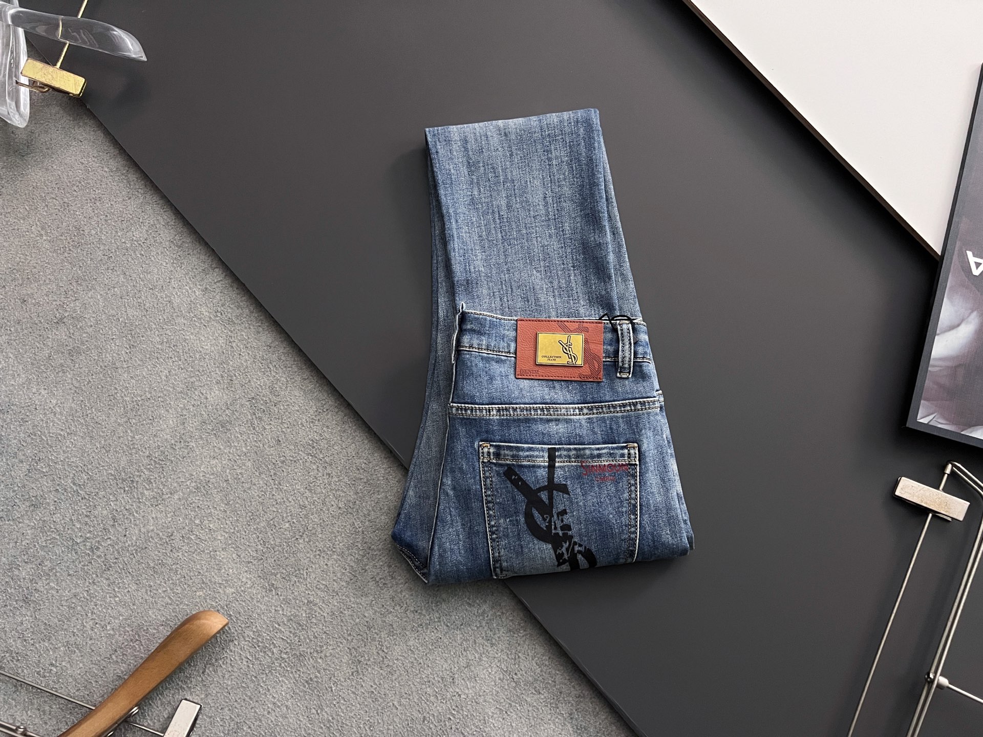 NO:134151,) Saint Laurent*2025Ss summer thin material soft cow, heavy industry water-washed casual jeans, imported original washing elastic fabric, comfortable and elastic, unique design, super positive style, comfortable and breathable, extremely high grade, counter quality, handsome upper body, 29-38 (35.37), saint laurent, jeans, alexander wang19860909）圣罗兰*2025Ss夏季薄料软牛、重工水洗休闲牛仔裤,进口原版水洗弹力面料,舒适有弹性,独特设计,版型超正,舒适透气,档次极高,专柜品质,上身帅气十足,码数29-38（35.37）,,saint laurent,jeans,alexander wang,Men's clothing