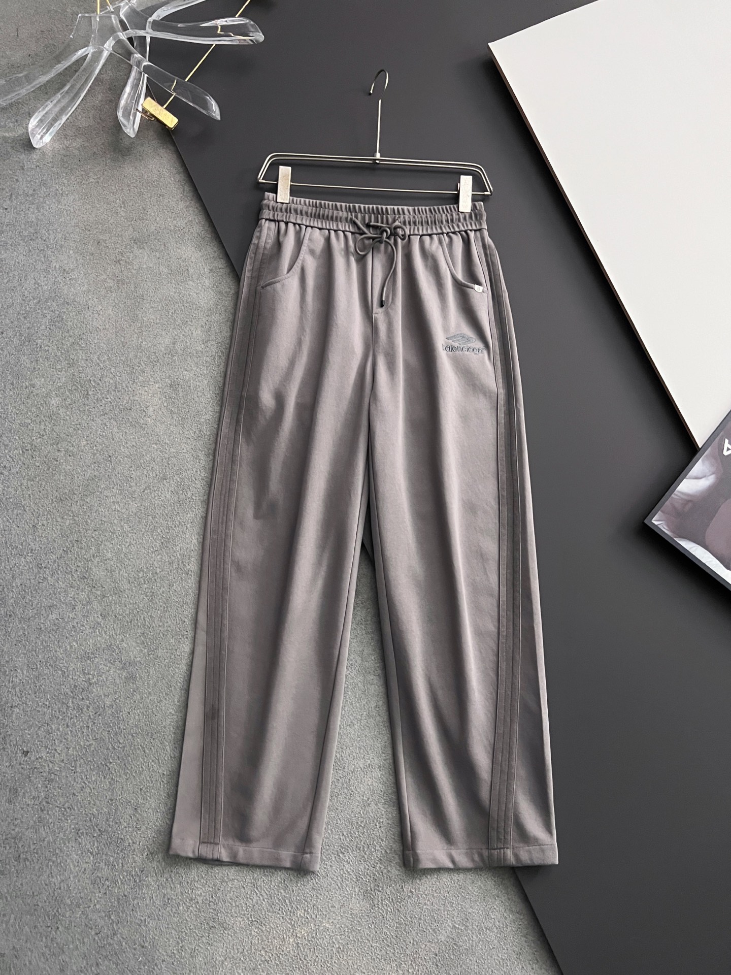 NO:134142,) Balenci*ga and 2025Ss hot casual pants are straight loose and lazy. The new interpretation of aesthetics interprets the rich style of style and style, with a strong sense of detail and design. The classic brand logo is used as a color combination to interpret the classic brand fashion, adding luster to the overall shape. Imported fabrics are soft and comfortable. The inner woven surface is flat and breathable, simple and unique charm. European trade channels, Italian overseas warehouse straight hair, and overseas boutique limited sales. The new casual and fashionable sweatpants in spring and summer, this sweatpants adopt the design of a big brand to create a fashionable and trendy style, with exquisite details and in place, showing super high quality.  裤身上点缀标志性品牌标识刺绣,彰显品牌格调,打造时尚多样的造型.进口面料精心打造,柔软舒适,是居家和外出都很舒适的一款裤子,随便搭个外套卫衣就可以出门啦~ 尺码:M-4XL,,balenciaga,hoodie,sweatshirts,jackets & coats,alexander wang19860909）Balenci*ga、2025Ss爆款休闲裤直筒宽松慵懒风 美学的焕新诠释,演绎浓郁的格调型时尚风范,细节感和设计感强悍.经典品牌标识做为色彩搭配,演绎经典的品牌时尚,为整体造型增光添彩.进口面料,柔软舒适.内里织面平整透气性极佳,简洁而富有独特魅力. 欧洲贸易渠道,意大利海外仓直发,海外精品限定销售.25春夏新款休闲时尚卫裤,这款卫裤采用大牌的设计打造时尚潮流感,细节处理精致到位,展现超高的品质. 裤身上点缀标志性品牌标识刺绣,彰显品牌格调,打造时尚多样的造型.进口面料精心打造,柔软舒适,是居家和外出都很舒适的一款裤子,随便搭个外套卫衣就可以出门啦~ 尺码:M-4XL,,balenciaga,hoodie,sweatshirts,jackets & coats,alexander wang,Men's clothing