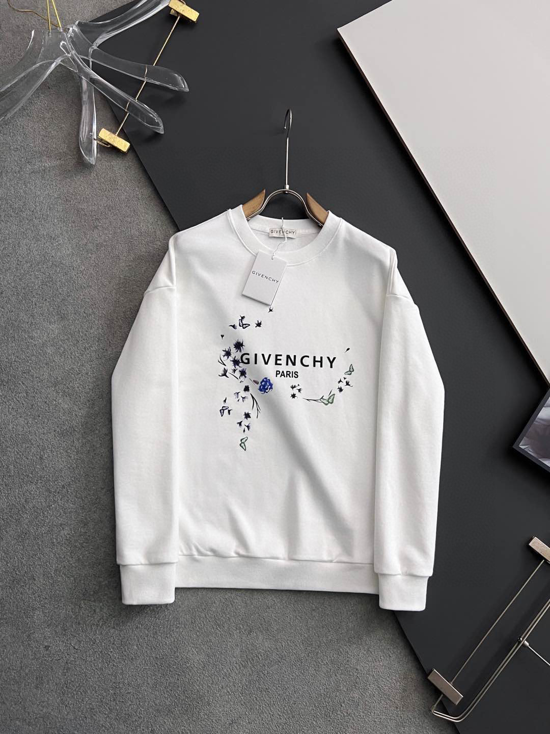 NO:134123,)Giv*!  The highest version｜Exclusive high-end customization. 15 years of professional sweatshirts, perfect grade in both fabric and style, exquisite craftsmanship round neck style, exclusive special cotton 480g fabric upgraded washing large terry loops, soft and close-fitting technology fabric, customized original thread, extremely high grade, exquisite craftsmanship, and superb upper body, size M-3XL, hoodie, sweatshirts, alexander wang19860909）Giv*！最高版｜独家 高端定制. 15年专业卫衣,无论是面料上还是版型上都是完美越级,精美工艺圆领款,独家特制纯棉480克面料升级水洗大毛圈、柔软贴身科技面料,定制原版螺纹,档次极高,工艺精湛,上身帅到爆,尺码M-3XL,,hoodie,sweatshirts,alexander wang,Men's clothing