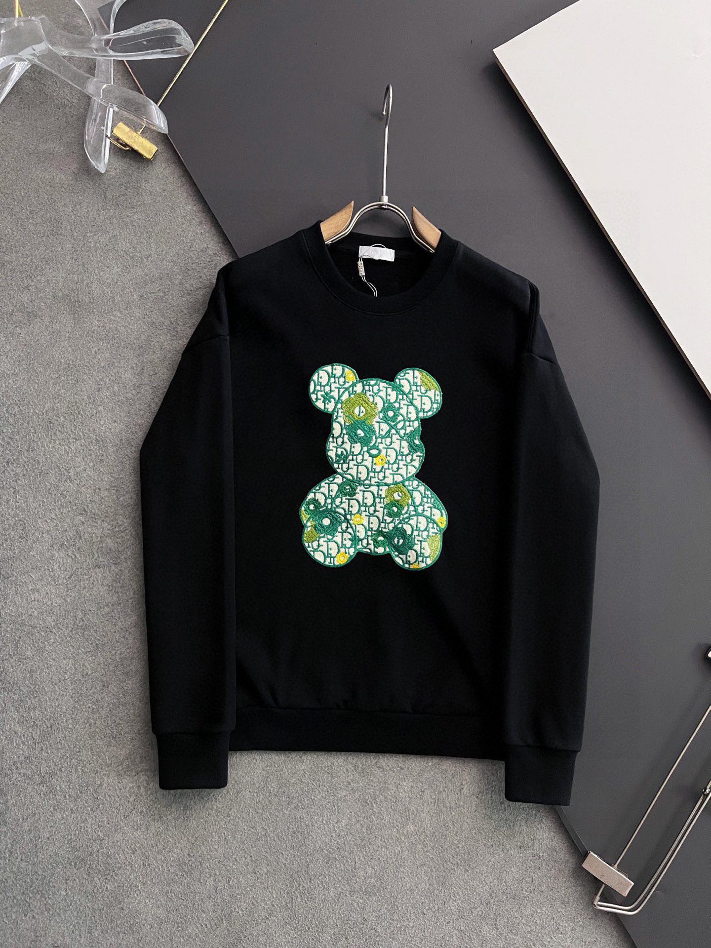 NO:134126,) CD*!  The highest version｜Exclusive high-end customization. 15 years of professional sweatshirts, perfect grade in both fabric and style, exquisite craftsmanship round neck style, exclusive special cotton 480g fabric upgraded washing large terry loops, soft and close-fitting technology fabric, customized original thread, extremely high grade, exquisite craftsmanship, and superb upper body, size M-3XL, hoodie, sweatshirts, alexander wang19860909）CD*！最高版｜独家 高端定制. 15年专业卫衣,无论是面料上还是版型上都是完美越级,精美工艺圆领款,独家特制纯棉480克面料升级水洗大毛圈、柔软贴身科技面料,定制原版螺纹,档次极高,工艺精湛,上身帅到爆,尺码M-3XL,,hoodie,sweatshirts,alexander wang,Men's clothing