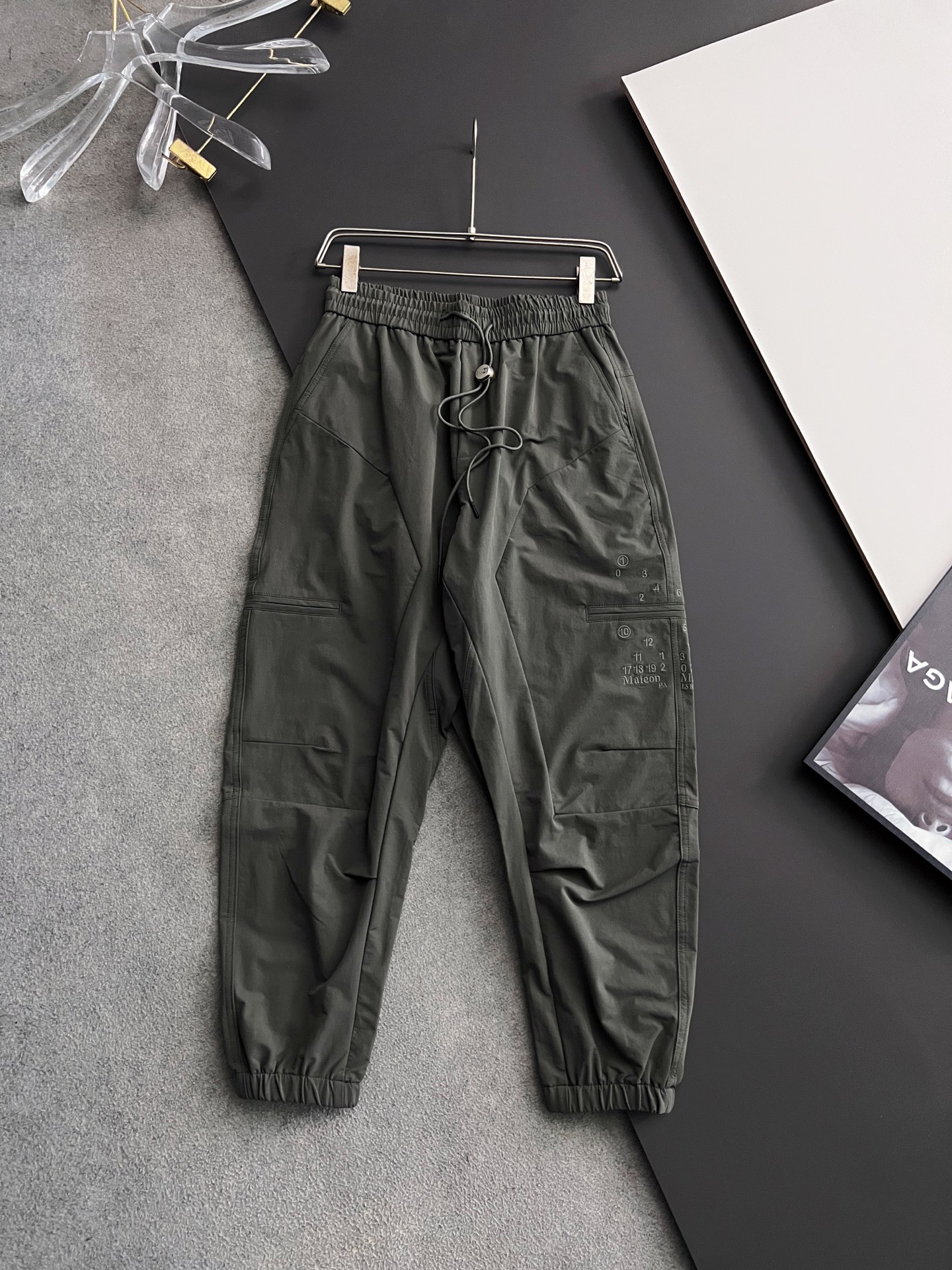 NO:134129,) MM6 and 2025Ss hot casual pants are straight loose and lazy. The new interpretation of aesthetics interprets the rich style of style and style, with a strong sense of detail and design. The classic brand logo is used as a color combination to interpret the classic brand fashion, adding luster to the overall shape. Imported fabrics are soft and comfortable. The inner woven surface is flat and breathable, simple and unique charm. European trade channels, Italian overseas warehouse straight hair, and overseas boutique limited sales. The new casual and fashionable sweatpants in spring and summer, this sweatpants adopt the design of a big brand to create a fashionable and trendy style, with exquisite details and in place, showing super high quality.  The trousers are decorated with iconic brand embroidery to highlight the brand style and create fashionable and diverse styles. The imported fabric is carefully crafted, soft and comfortable, and is a pair of pants that are comfortable for both home and out. You can go out with a casual jacket and sweatshirt~ Size: M-3XL,,masion margiela,hoodie,sweatshirts,jackets & coats,alexander wang19860909）MM6、2025Ss爆款休闲裤直筒宽松慵懒风 美学的焕新诠释,演绎浓郁的格调型时尚风范,细节感和设计感强悍.经典品牌标识做为色彩搭配,演绎经典的品牌时尚,为整体造型增光添彩.进口面料,柔软舒适.内里织面平整透气性极佳,简洁而富有独特魅力. 欧洲贸易渠道,意大利海外仓直发,海外精品限定销售.25春夏新款休闲时尚卫裤,这款卫裤采用大牌的设计打造时尚潮流感,细节处理精致到位,展现超高的品质. 裤身上点缀标志性品牌标识刺绣,彰显品牌格调,打造时尚多样的造型.进口面料精心打造,柔软舒适,是居家和外出都很舒适的一款裤子,随便搭个外套卫衣就可以出门啦~ 尺码:M-3XL,,masion margiela,hoodie,sweatshirts,jackets & coats,alexander wang,Men's clothing