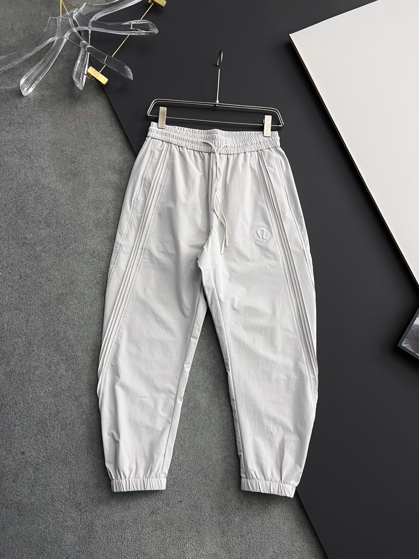 NO:134132,) Lulu* and 2025Ss hottest casual pants are straight loose and lazy. The new interpretation of aesthetics interprets the rich style of style and style, with a strong sense of detail and design. The classic brand logo is used as a color combination to interpret the classic brand fashion, adding luster to the overall shape. Imported fabrics are soft and comfortable. The inner woven surface is flat and breathable, simple and unique charm. European trade channels, Italian overseas warehouse straight hair, and overseas boutique limited sales. The new casual and fashionable sweatpants in spring and summer, this sweatpants adopt the design of a big brand to create a fashionable and trendy style, with exquisite details and in place, showing super high quality.  The trousers are decorated with iconic brand embroidery to highlight the brand style and create fashionable and diverse styles. The imported fabric is carefully crafted, soft and comfortable, and is a pair of pants that are comfortable at home and out. You can go out with a casual jacket and sweatshirt~ Size: M-3XL, hoodie, sweatshirts, jackets & coats, alexander wang19860909）Lulu*、2025Ss爆款休闲裤直筒宽松慵懒风 美学的焕新诠释,演绎浓郁的格调型时尚风范,细节感和设计感强悍.经典品牌标识做为色彩搭配,演绎经典的品牌时尚,为整体造型增光添彩.进口面料,柔软舒适.内里织面平整透气性极佳,简洁而富有独特魅力. 欧洲贸易渠道,意大利海外仓直发,海外精品限定销售.25春夏新款休闲时尚卫裤,这款卫裤采用大牌的设计打造时尚潮流感,细节处理精致到位,展现超高的品质. 裤身上点缀标志性品牌标识刺绣,彰显品牌格调,打造时尚多样的造型.进口面料精心打造,柔软舒适,是居家和外出都很舒适的一款裤子,随便搭个外套卫衣就可以出门啦~ 尺码:M-3XL,,hoodie,sweatshirts,jackets & coats,alexander wang,Men's clothing