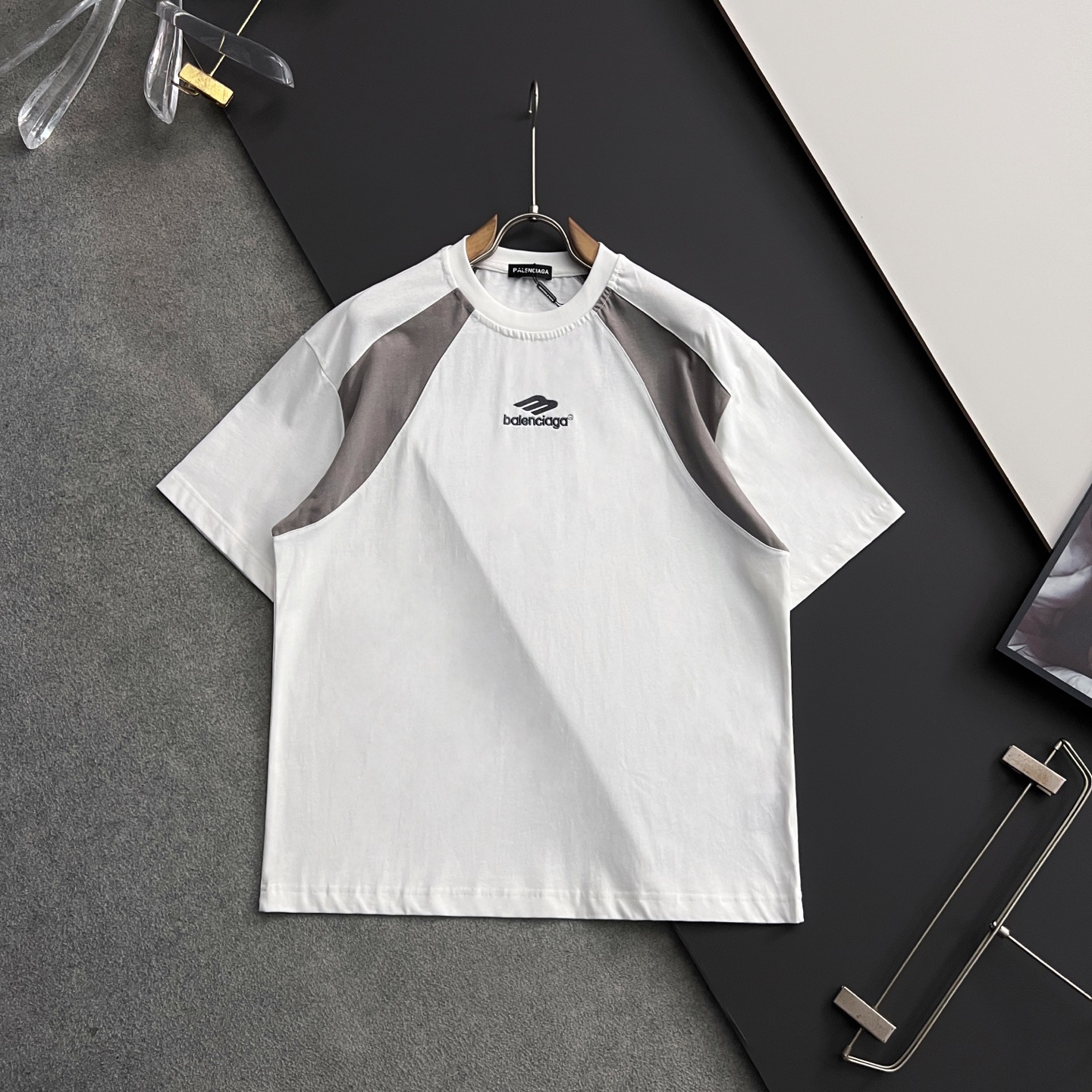 NO:134137,) Bal, 2025 spring and summer new short-sleeved T-shirt for men and women!  Fashionable casual short-sleeved T-shirt with catwalk patterns!  Design logo embroidery design!  The most designed and selected customer-supplied 260g of cotton fabric, which feels soft and skin-friendly, is comfortable and breathable, and it is not picky about the physical objects. The real thing will definitely make you love it!  Loose, small, shoulder-dead round neck cut, genderless couple mixed styles, opening up a new fashion charm!  Differentiate the market version of the high-end custom series!  Size M-3XL, T-shirt,tees,t-shirt,alexander wang19860909）Bal、 2025春夏新款男女同款短袖T恤！走秀图案时尚休闲短袖T恤衫！设计logo刺绣设计！极具设计精选客供260克全棉面料,手感柔软亲肤,着身舒适透气性都无法挑剔,实物绝对会让你爱不释手！宽松小落肩的圆领版型裁剪,无性别主义的情侣混穿款式,打开全新的时装新韵味！区别市场版本高定系列！尺码M-3XL,,T-shirt,tees，t-shirt,alexander wang,Men's clothing